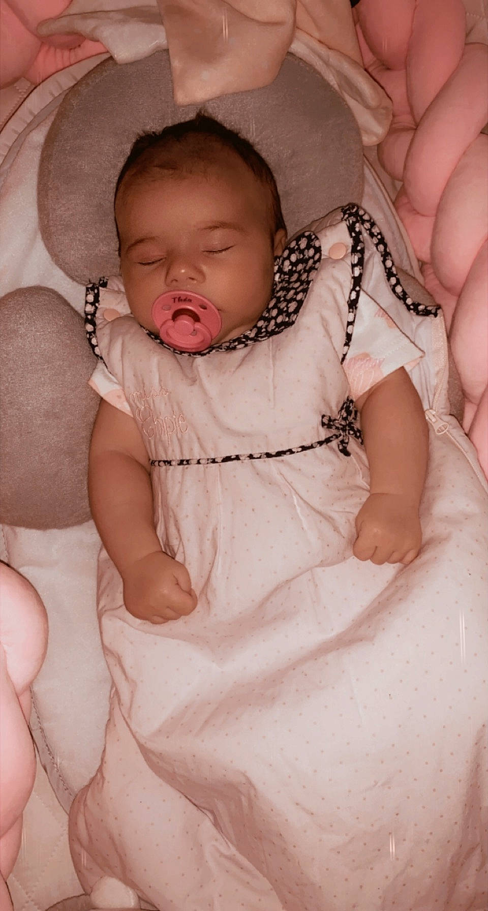 Théa participe au concours pour gagner de l'argent avec cette photo : arm, baby, baby_sleeping, baby_toddler_clothing, cheek, comfort, eye, face, finger, gesture, human_body, iris, leg, mouth, neck, person, pink, skin, stomach, textile