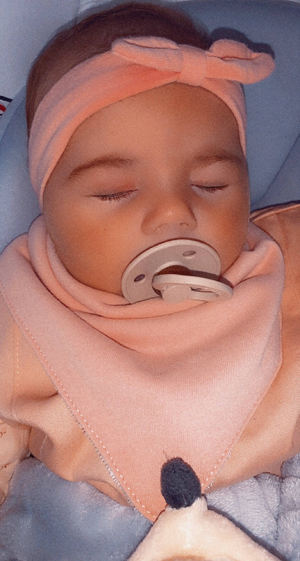 Théa participe au concours pour gagner de l'argent avec cette photo : baby, cheek, chin, comfort, eyebrow, eyelash, face, finger, gesture, head, headwear, jaw, lip, mouth, neck, nose, organ, person, pink, product