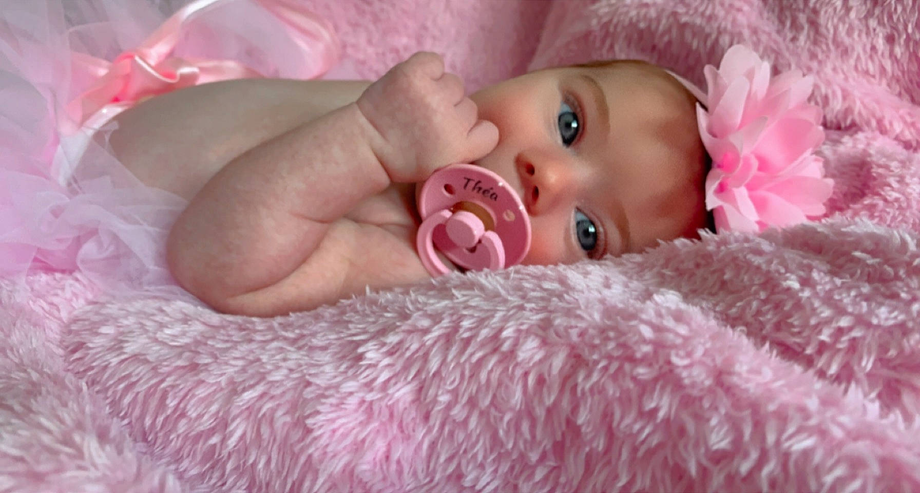 Théa a rejoint le concours — aidez-le/la à gagner de superbes lots ! baby, baby_toddler_clothing, cheek, comfort, eye, eyelash, face, finger, hat, head, iris, linens, lip, nail, nose, person, petal, pink, skin, textile