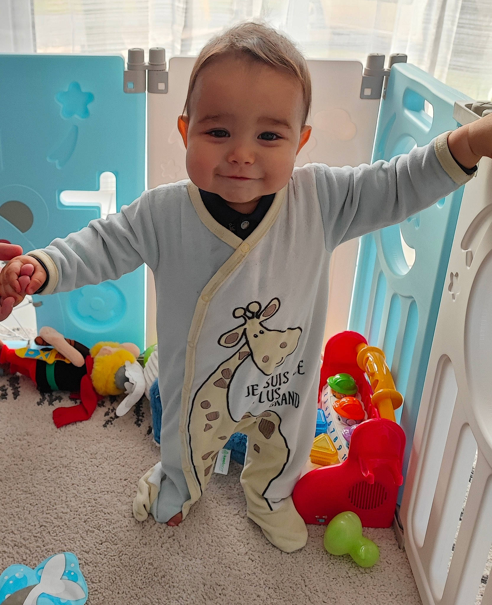 Léo participe au concours pour gagner de l'argent avec cette photo : arm, baby, baby_playing_with_toys, baby_products, baby_toddler_clothing, beauty, child, facial_expression, fun, happy, head, joy, person, play, skin, sleeve, smile, standing, stuffed_toy, t_shirt