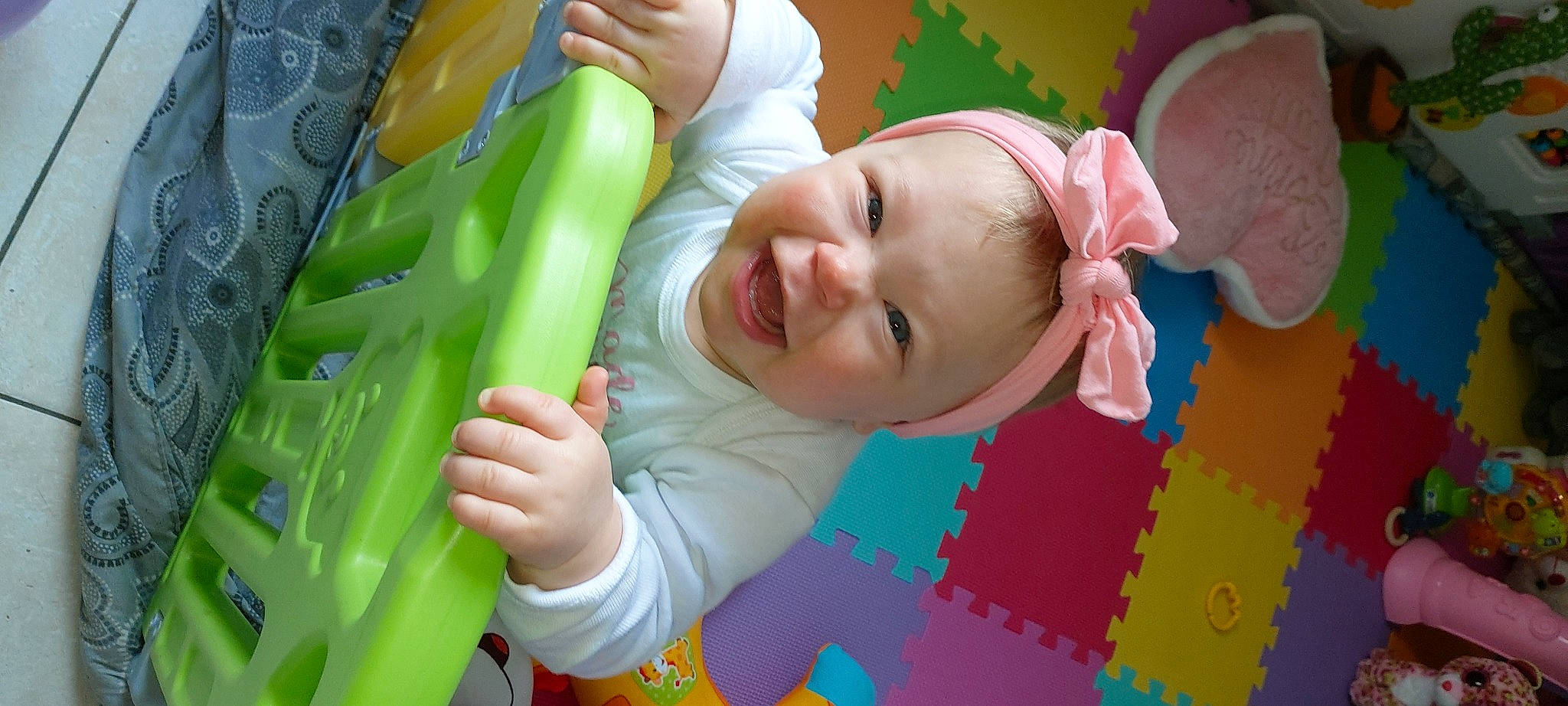 Mylaïa a rejoint le concours — aidez-le/la à gagner de superbes lots ! baby, baby_products, baby_toddler_clothing, beauty, cheek, child, finger, fun, grass, happy, leisure, mouth, nose, person, pink, play, product, skin, smile, textile