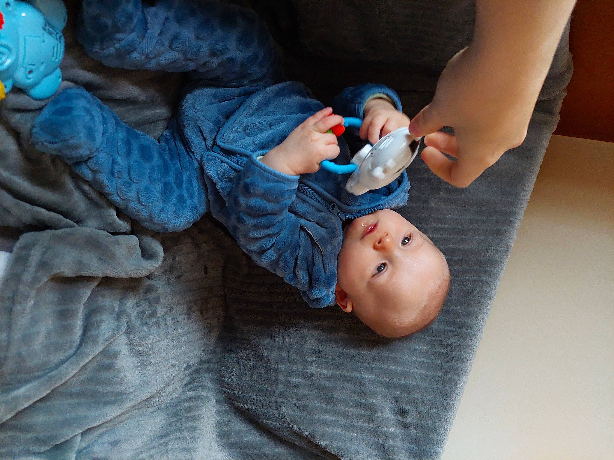 Thyméo a rejoint le concours — aidez-le/la à gagner de superbes lots ! baby, baby_products, baby_toddler_clothing, cheek, child, comfort, finger, gesture, hand, human_body, joint, leg, mouth, nail, person, room, sitting, skin, thumb, toddler