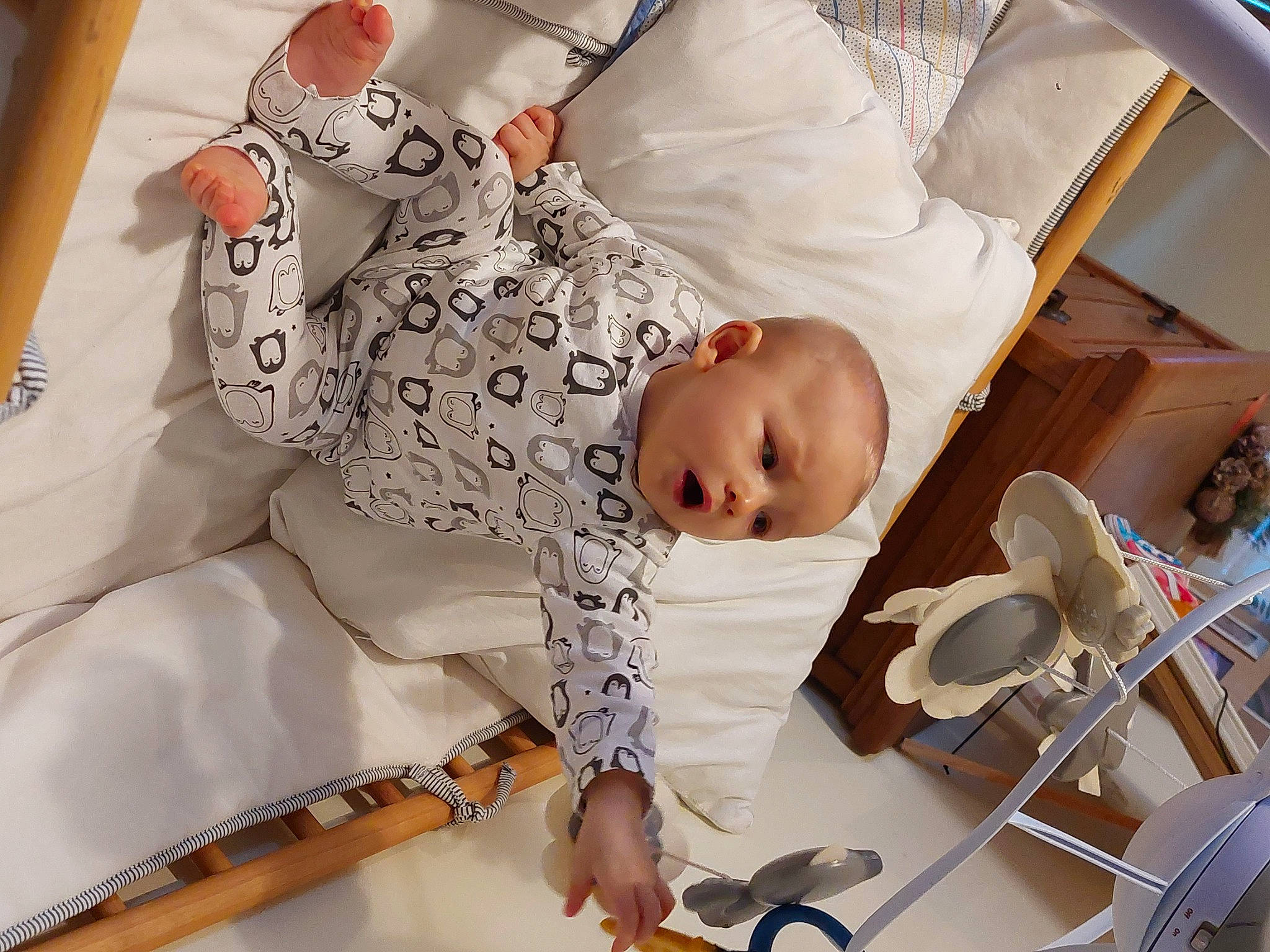 Thyméo a rejoint le concours — aidez-le/la à gagner de superbes lots ! baby, baby_products, baby_safety, baby_sleeping, baby_toddler_clothing, bedding, child, comfort, flooring, infant_bed, linens, pattern, person, room, sleeve, toddler, white