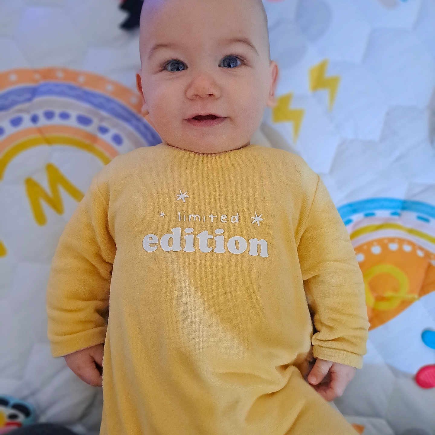 Louca participe au concours pour gagner de l'argent avec cette photo : applique, baby, bodypart, clothing, face, finger, furniture, hand, head, knitwear, longsleeve, newborn, pants, pattern, person, photography, portrait, sleeve, sweater, t_shirt