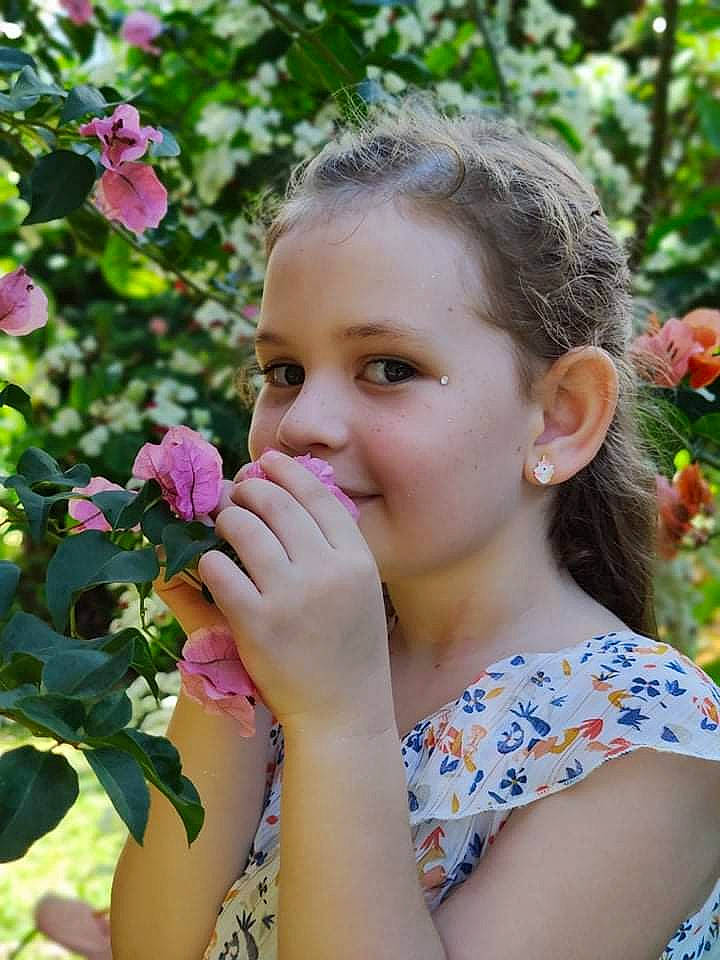 Emma a rejoint le concours — aidez-le/la à gagner de superbes lots ! annual_plant, beauty, ear, eye, eyelash, finger, flowering_plant, fruit, garden, hair_accessory, hairstyle, joy, lip, nail, olfaction, people_in_nature, person, petal, pink, shrub