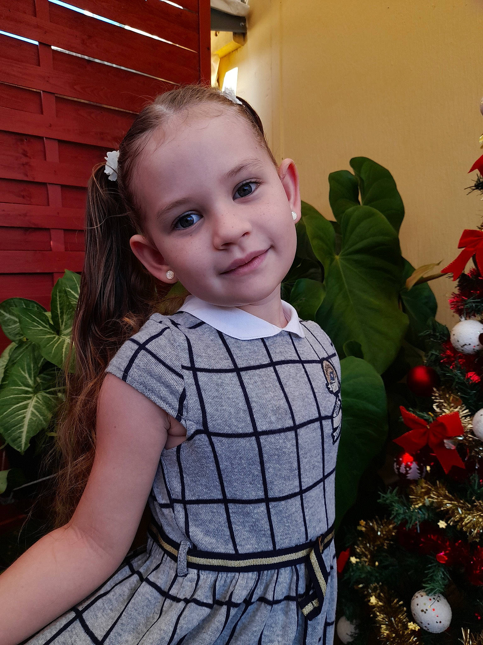 Emma participe au concours pour gagner de l'argent avec cette photo : baby, baby_toddler_clothing, child_model, christmas, christmas_decoration, christmas_eve, christmas_ornament, christmas_tree, conifer, day_dress, fir, holiday, holiday_ornament, interior_design, iris, joy, mouth, one_piece_garment, ornament, person