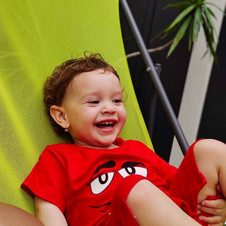 Elyna a rejoint le concours — aidez-le/la à gagner de superbes lots ! arecales, baby, baby_laughing, baby_products, baby_toddler_clothing, child, happy, houseplant, laugh, person, product, t_shirt, thumb, toddler, tooth