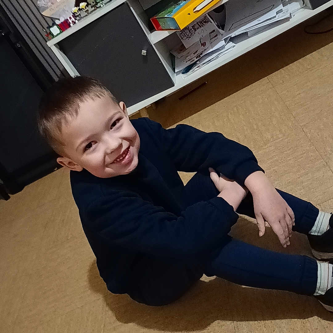 Liam participe au concours pour gagner de l'argent avec cette photo : baby, bodypart, clothing, face, finger, footwear, hand, happy, hardwood, head, pants, person, photography, plywood, portrait, shelf, shoe, sitting, smile, wood