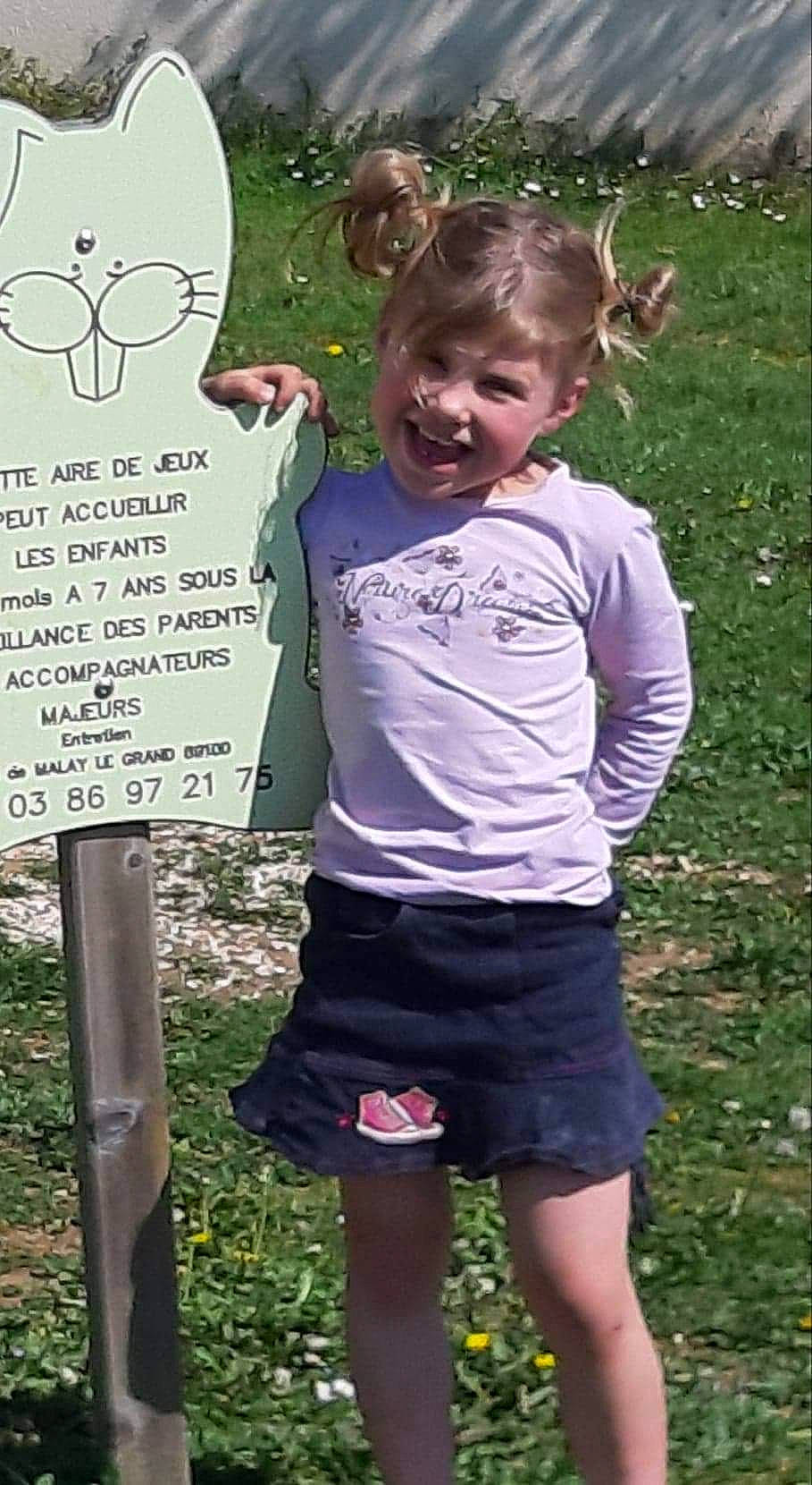 Flora a rejoint le concours — aidez-le/la à gagner de superbes lots ! adaptation, child, fun, grass, happy, joy, pattern, person, play, shorts, smile, style, summer, t_shirt, toddler, tree