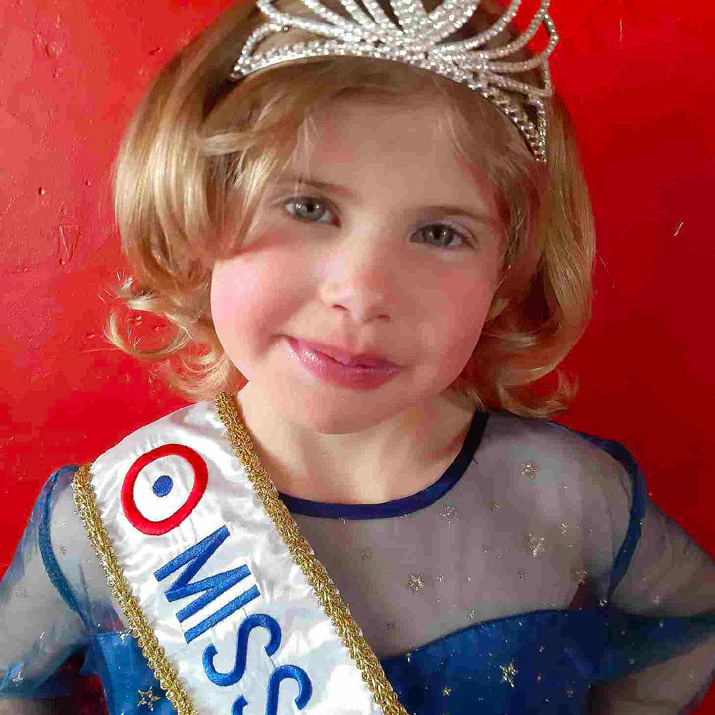 Flora a rejoint le concours — aidez-le/la à gagner de superbes lots ! costume, costume_accessory, costume_hat, crown, fashion_accessory, forehead, hair, hair_accessory, hairstyle, headband, headgear, headpiece, headwear, party_hat, person, tiara