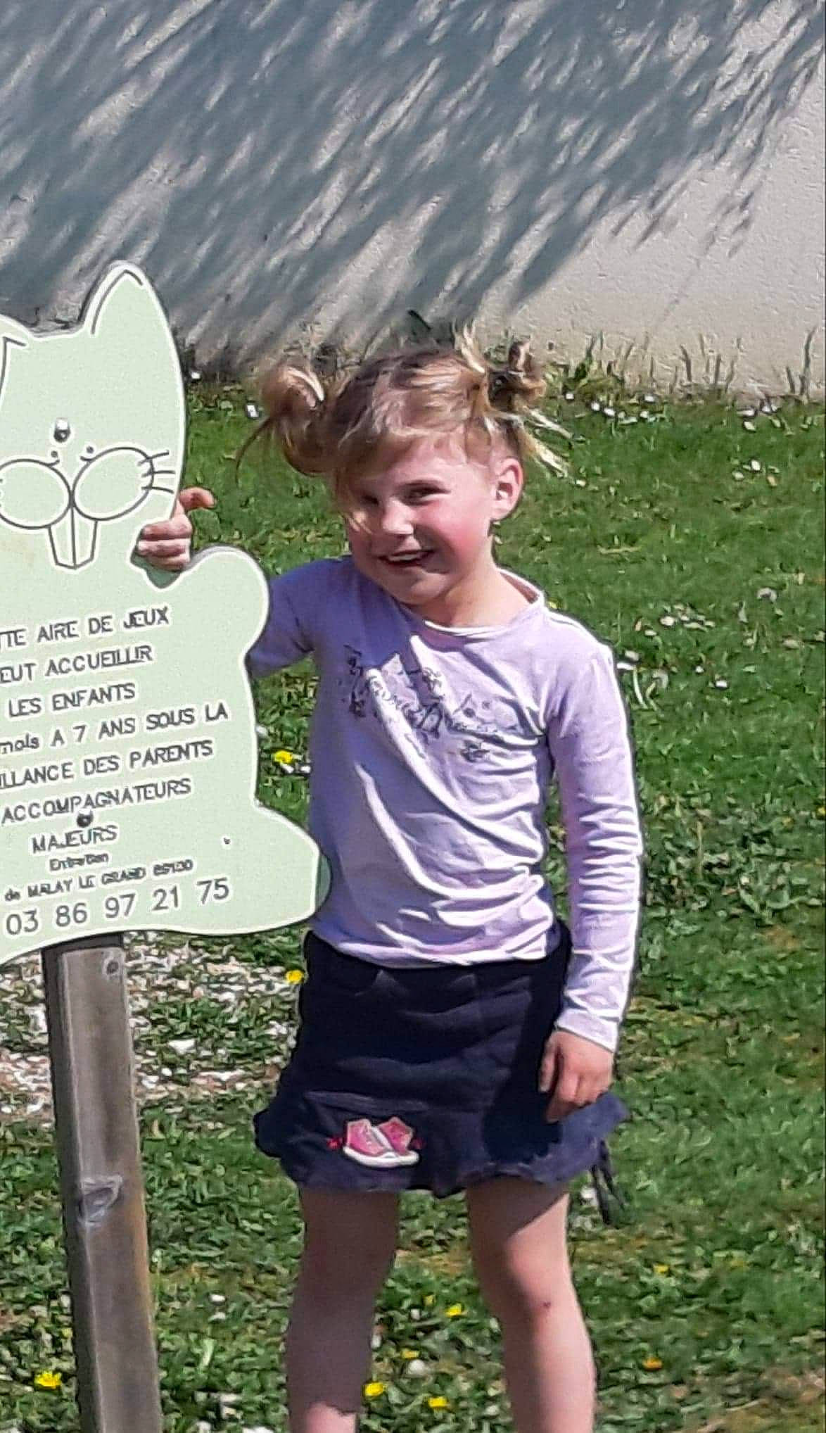 Flora participe au concours pour gagner de l'argent avec cette photo : child, cool, fun, grass, happy, joy, person, play, shorts, smile, style, summer, t_shirt, vacation