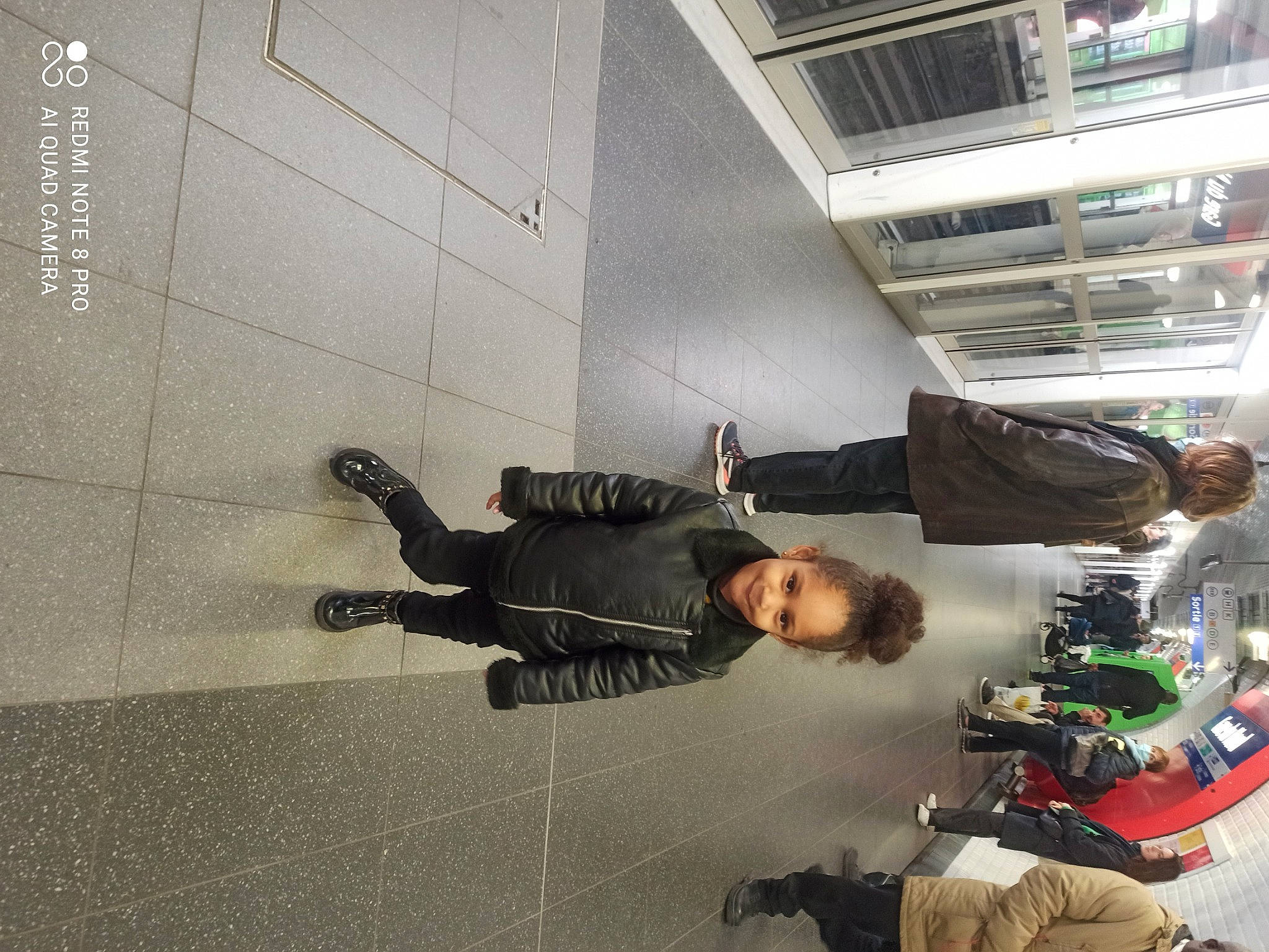 Siya Derya a rejoint le concours — aidez-le/la à gagner de superbes lots ! backpack, bag, boot, building, ceiling, engineering, floor, flooring, joy, luggage_and_bags, machine, person, recreation, room, sitting