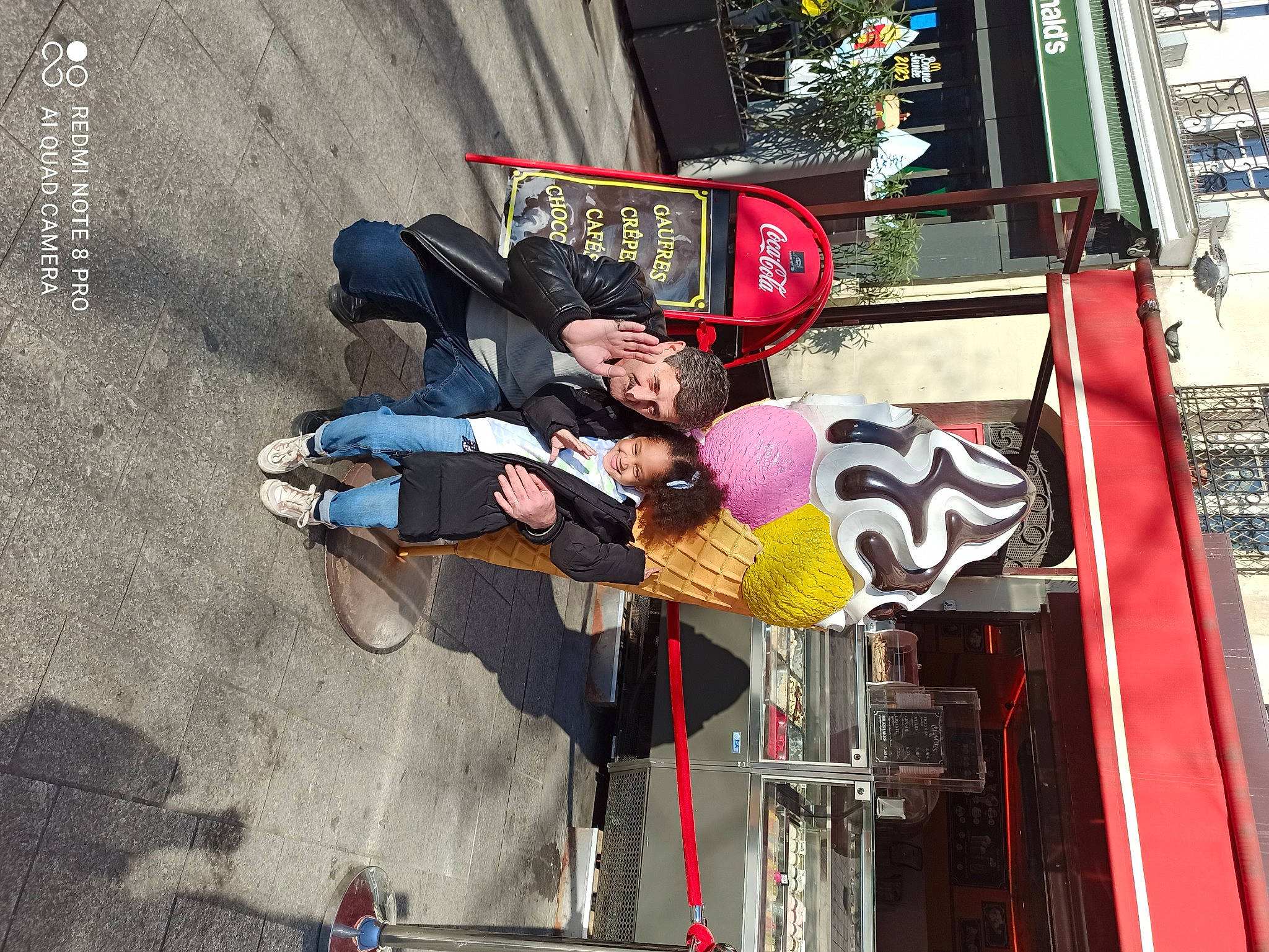 Siya Derya participe au concours pour gagner de l'argent avec cette photo : city, fun, hat, joy, machine, pedestrian, person, sidewalk, street, walking_shoe