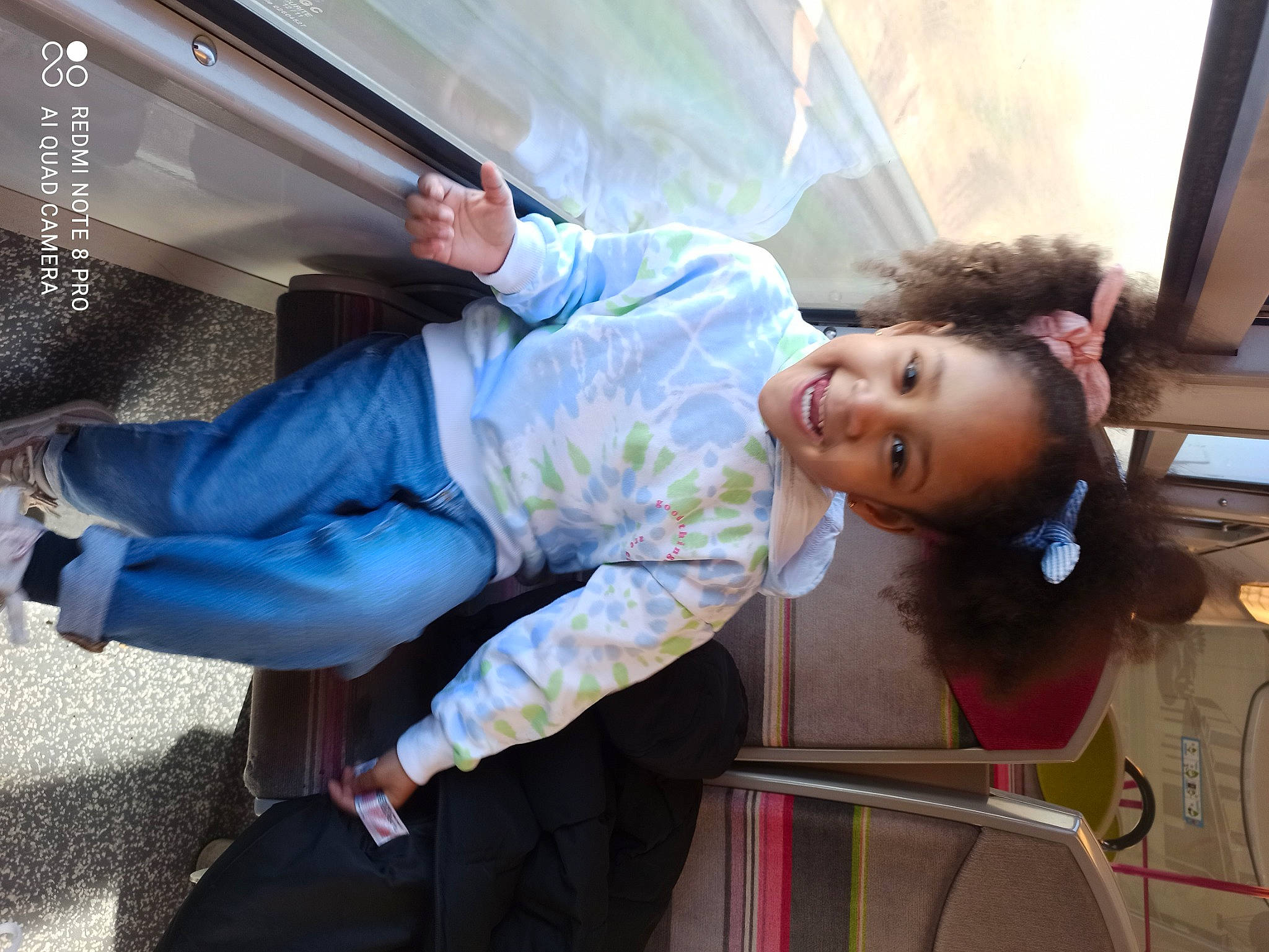 Siya Derya a rejoint le concours — aidez-le/la à gagner de superbes lots ! auto_part, automotive_exterior, bumper, child, denim, elbow, fun, human_leg, joint, joy, knee, leisure, luxury_vehicle, person, public_transport, room, shoulder, sitting, sportswear, t_shirt