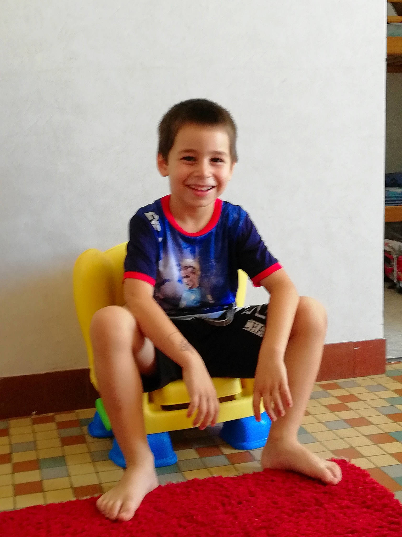 Noah a rejoint le concours — aidez-le/la à gagner de superbes lots ! arm, barefoot, boy, child, day, flooring, fun, girl, indoor_games_and_sports, joy, leg, leisure, person, physical_fitness, play, sitting, table, thigh, toddler