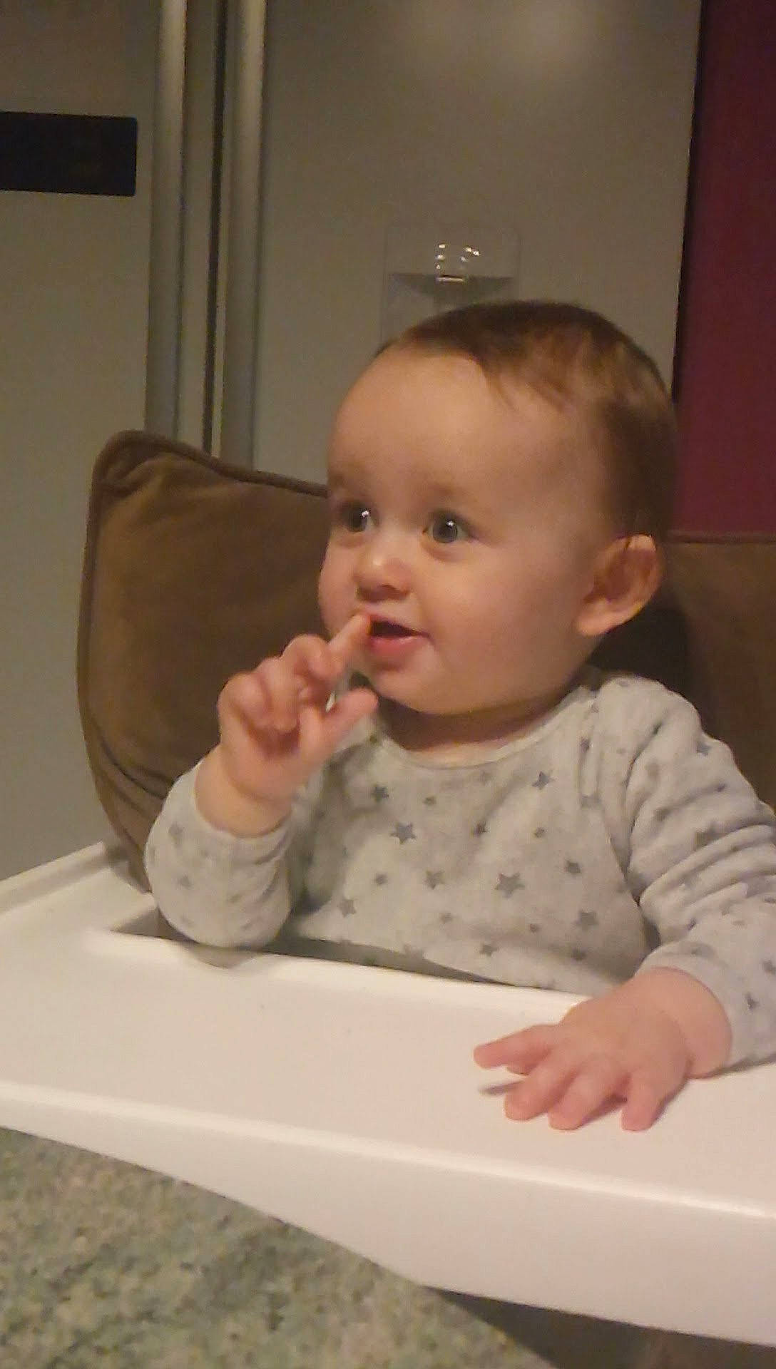 Swan participe au concours pour gagner de l'argent avec cette photo : cheek, child, chin, eating, finger, infant, person, product, toddler