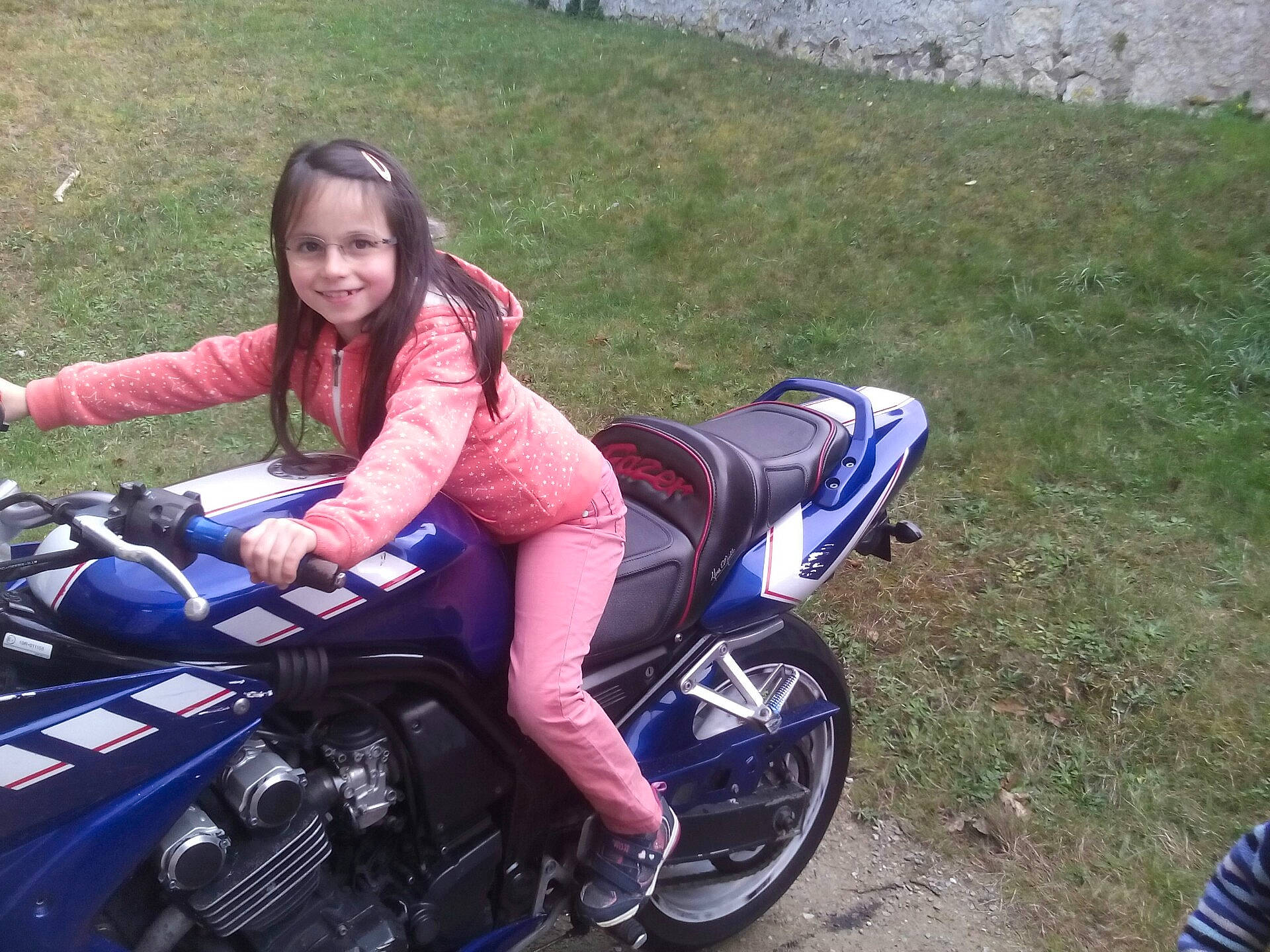 Stacy a rejoint le concours — aidez-le/la à gagner de superbes lots ! adventure, bicycle_accessory, car, girl, headgear, helmet, joy, land_vehicle, mode_of_transport, motor_vehicle, motorcycle, motorcycle_accessories, motorcycling, person, personal_protective_equipment, product, recreation, sports_equipment, vehicle, wheel