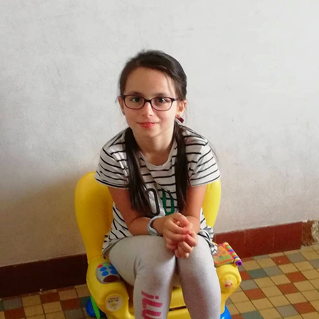 Stacy participe au concours pour gagner de l'argent avec cette photo : arm, eyewear, girl, glasses, leg, neck, person, product, shoulder, sitting, sunglasses, textile, thigh, vision_care, yellow