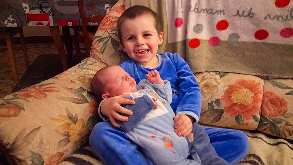 Tim participe au concours pour gagner de l'argent avec cette photo : arm, bedtime, child, finger, infant, joy, person, play, product, toddler