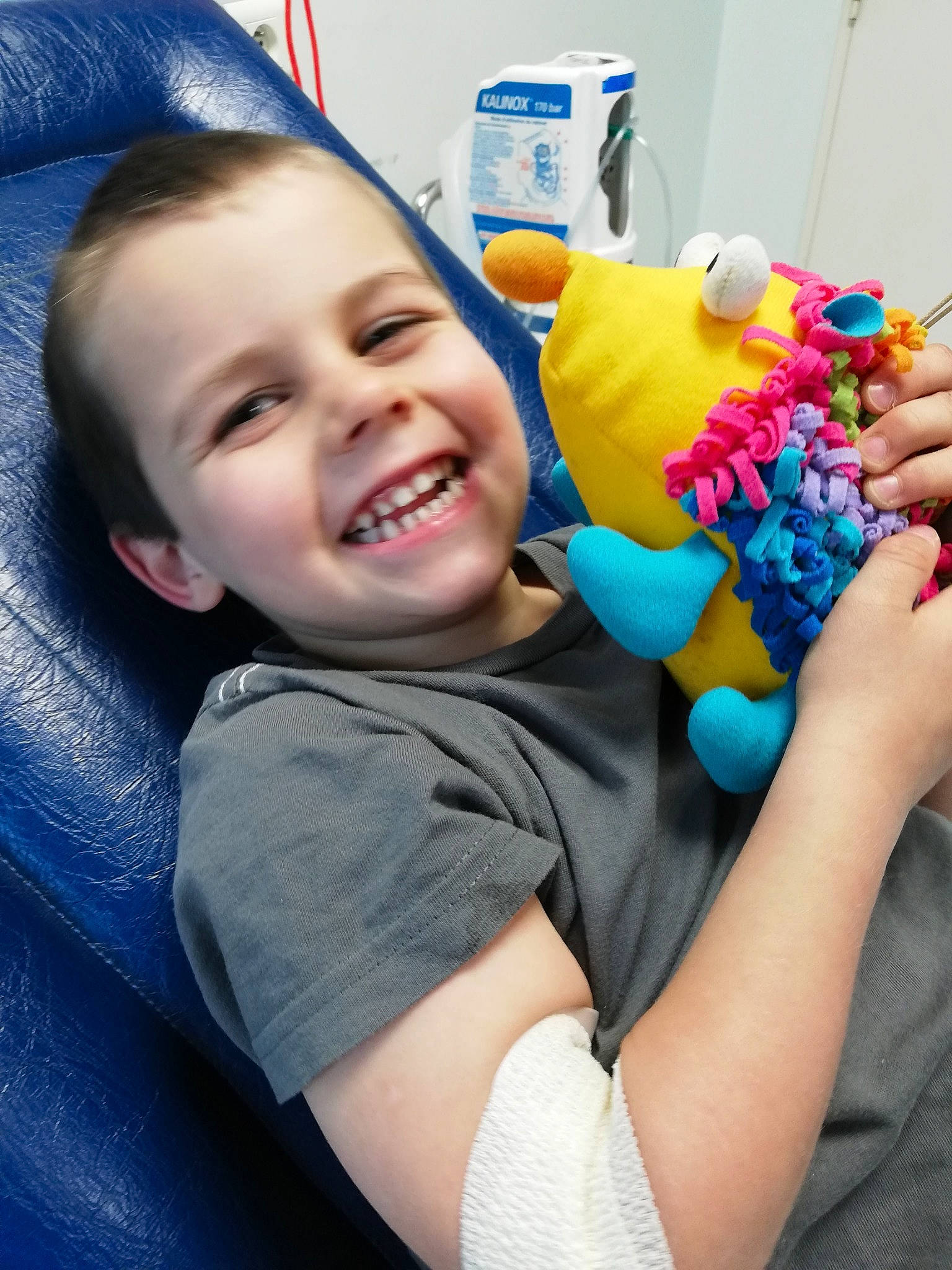 Tim a rejoint le concours — aidez-le/la à gagner de superbes lots ! blue, child, finger, fun, girl, infant, joy, person, play, product, skin, smile, textile, toddler, toy