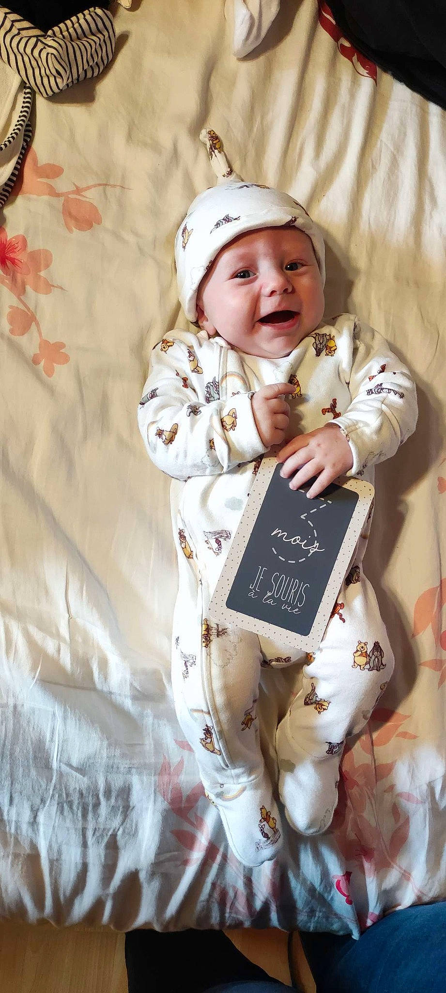 Andrew a rejoint le concours — aidez-le/la à gagner de superbes lots ! baby, baby_products, baby_toddler_clothing, cap, child, comfort, costume, face, fashion_accessory, happy, headwear, linens, pattern, peach, person, portrait_photography, room, sleeve, smile, textile