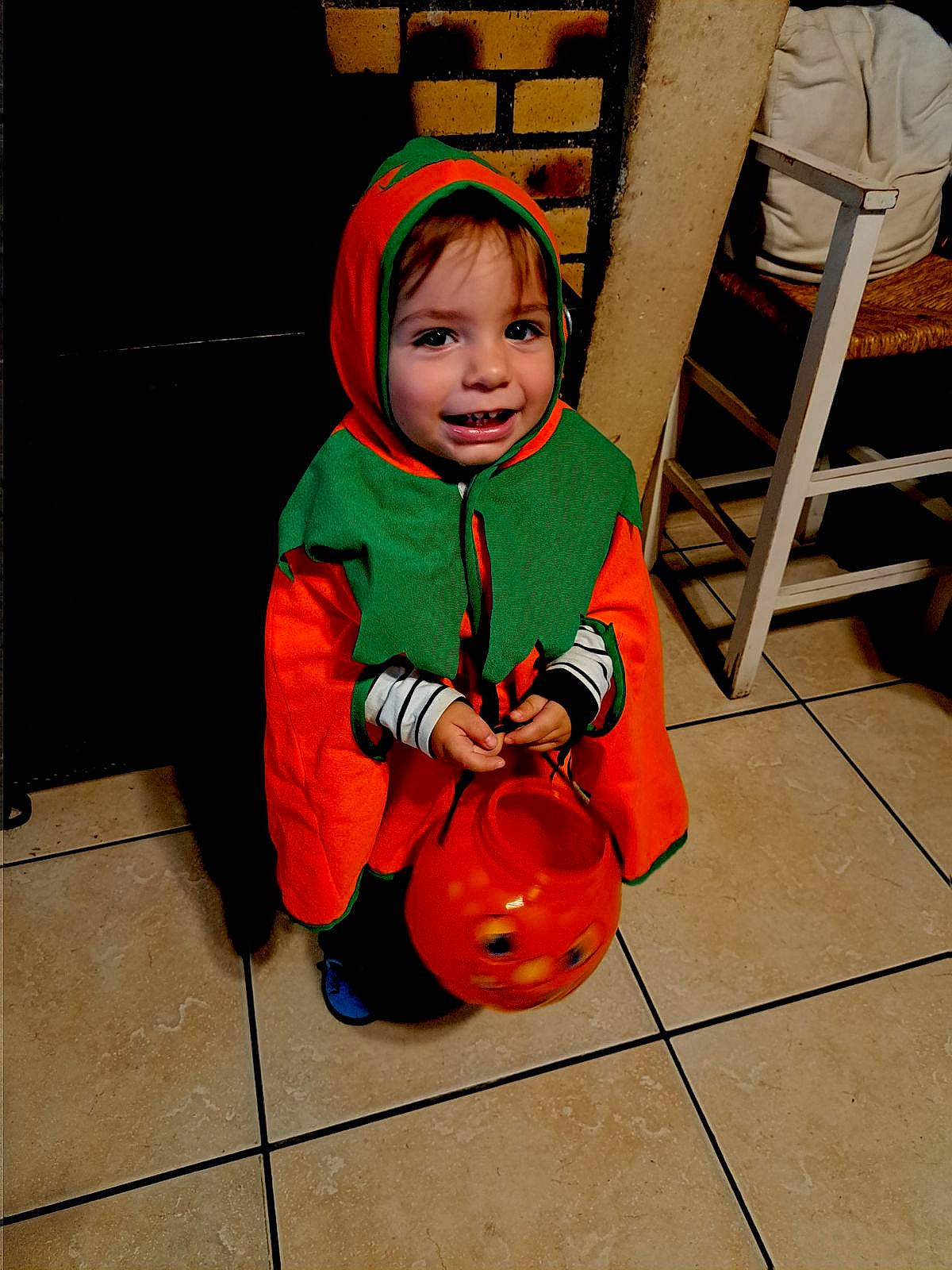 Elyas a rejoint le concours — aidez-le/la à gagner de superbes lots ! baby, baby_toddler_clothing, calabaza, chair, child, costume, face, flooring, fun, gourd, happy, head, headwear, holiday, orange, person, personal_protective_equipment, pumpkin, sitting, smile