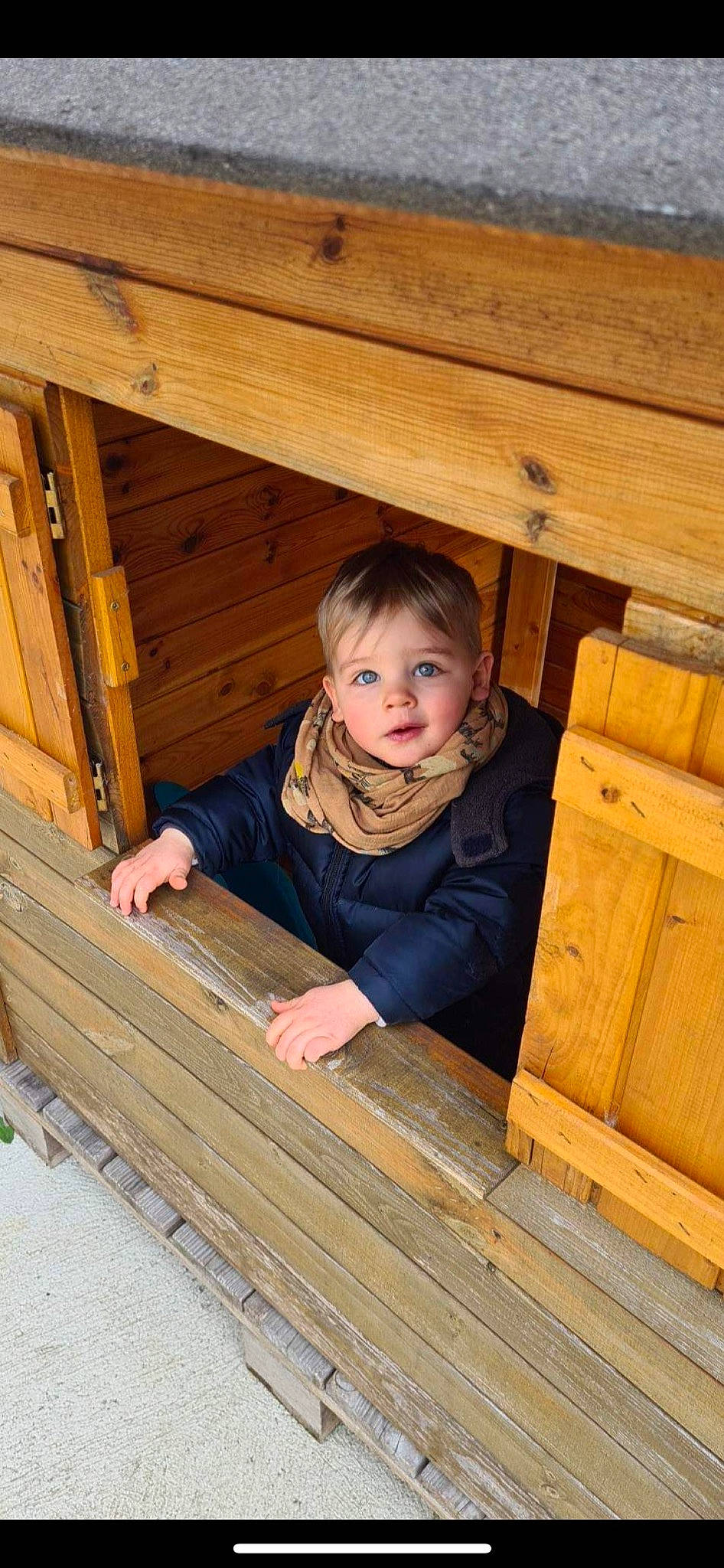 Camille a rejoint le concours — aidez-le/la à gagner de superbes lots ! baby_toddler_clothing, child, floor, flooring, fun, hardwood, house, leisure, log_cabin, lumber, pattern, person, plank, play, plywood, room, sitting, toddler, varnish, wood