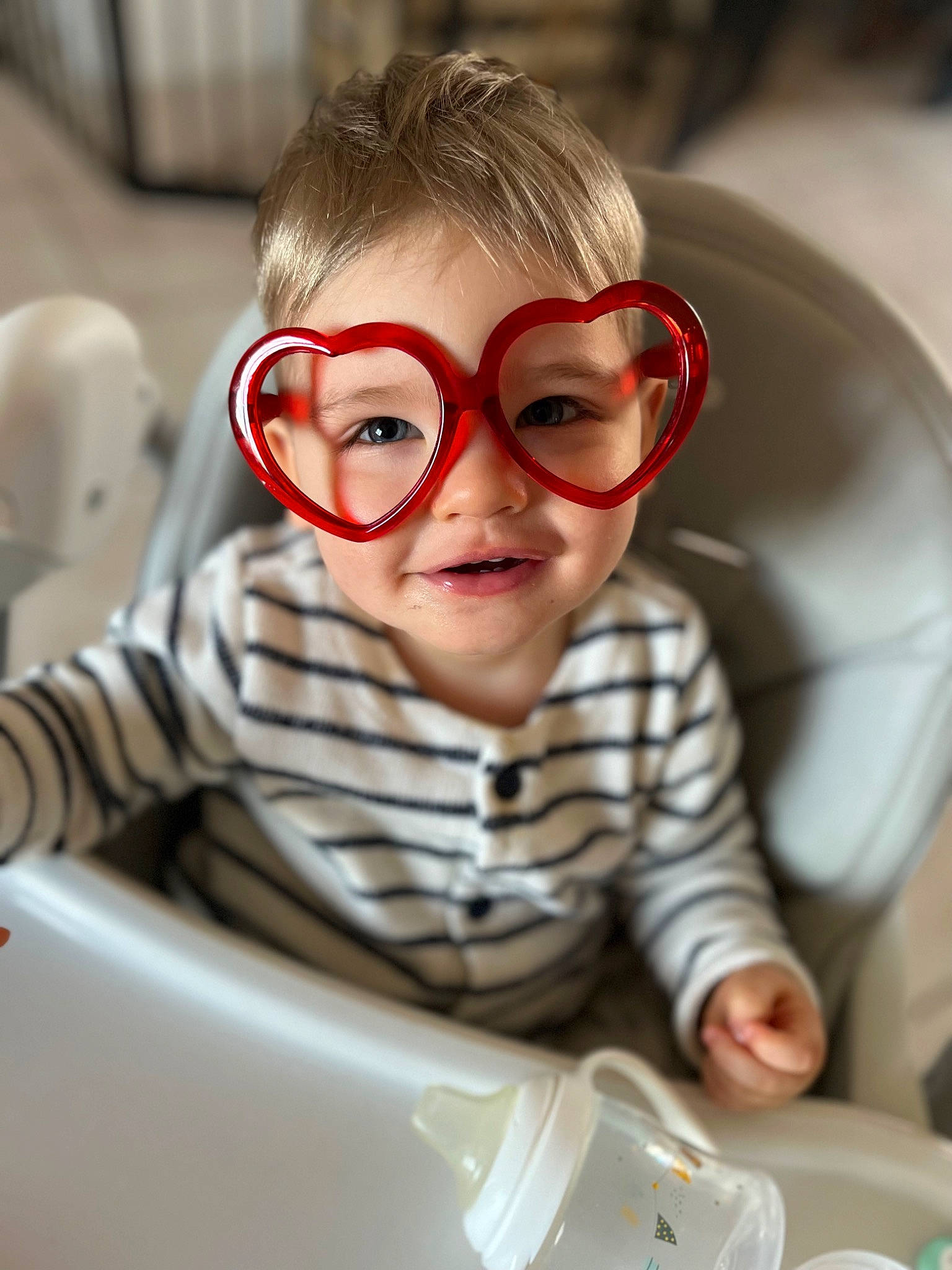 Camille participe au concours pour gagner de l'argent avec cette photo : automotive_design, cheek, child, comfort, eye, eyewear, fun, glasses, goggles, happy, mouth, nose, person, personal_protective_equipment, sitting, sleeve, smile, sunglasses, t_shirt, toddler