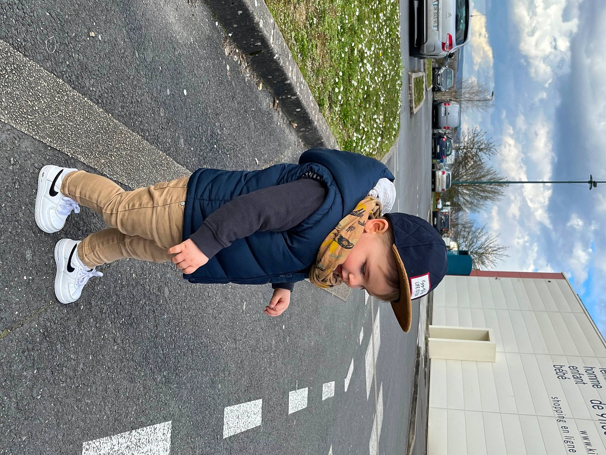 Camille participe au concours pour gagner de l'argent avec cette photo : asphalt, cloud, elbow, electric_blue, fun, hat, human_leg, knee, leisure, pedestrian, person, recreation, road, road_surface, shadow, sidewalk, sky, street, thigh, tree