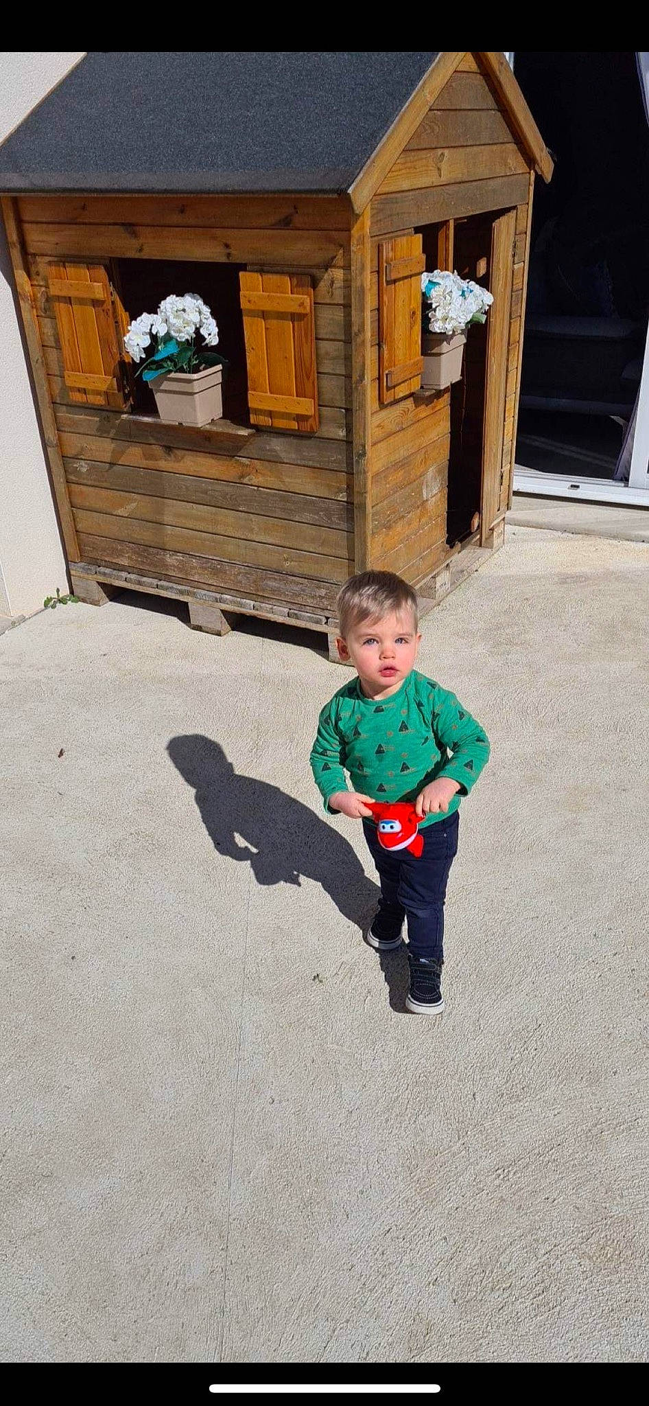 Camille a rejoint le concours — aidez-le/la à gagner de superbes lots ! asphalt, child, door, flooring, fun, grass, hardwood, house, leisure, person, recreation, road_surface, sleeve, soil, standing, t_shirt, toddler, tree, walking, window