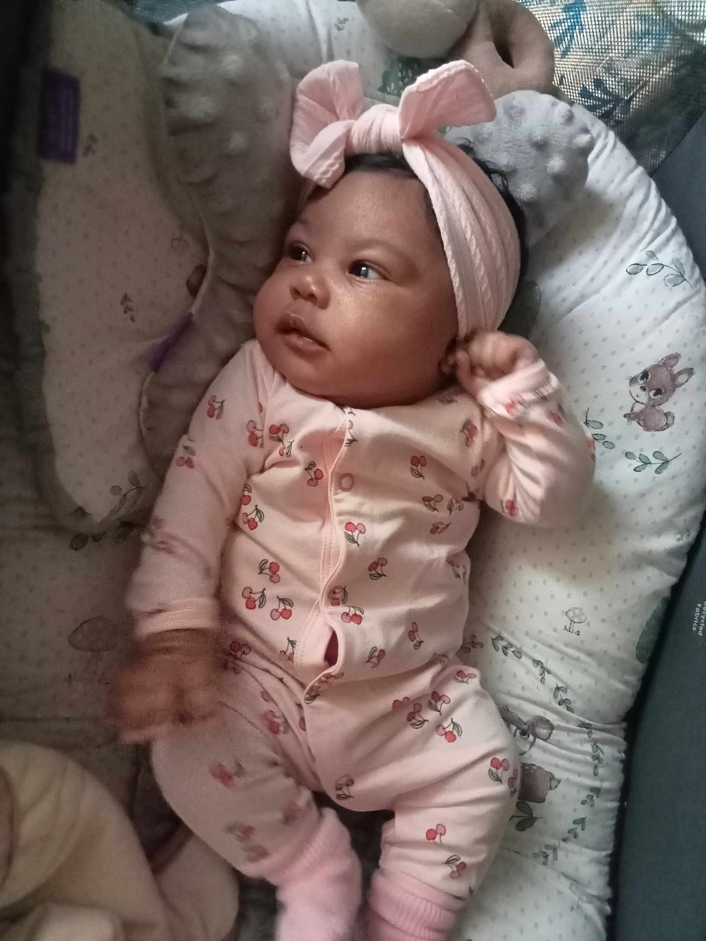 Kaly a rejoint le concours — aidez-le/la à gagner de superbes lots ! baby, infant, onesie, pink, headband, bow, cherry_pattern, cushion, blanket, sleepwear, child, cute, lying_down, soft_toys, baby_clothes, indoor, portrait, person, newborn, cozy