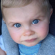 Tom participe au concours pour gagner de l'argent avec cette photo : child, toddler, face, blue_eyes, curious, close_up, striped_shirt, seatbelt, car_seat, soft_lighting, blond_hair, innocent, baby, portrait, person, clothing, young_child, cute, skin, eyelashes