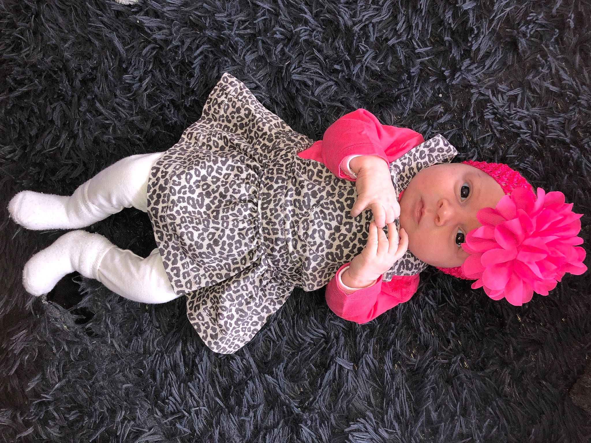 Tylïa a rejoint le concours — aidez-le/la à gagner de superbes lots ! baby, baby_toddler_clothing, costume_hat, finger, flower, gesture, grass, hand, hat, headgear, headpiece, headwear, nail, pattern, person, petal, pink, plant, sun_hat, textile