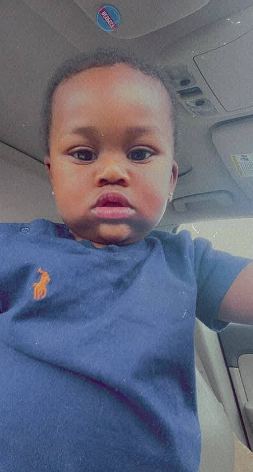 Antonio is registered to the contest to win money with this photo: auto_part, automotive_window_part, baby, buzz_cut, child, comfort, eyelash, family_car, forehead, happy, head, human_body, jaw, lip, nose, person, smile, t_shirt, thumb, toddler