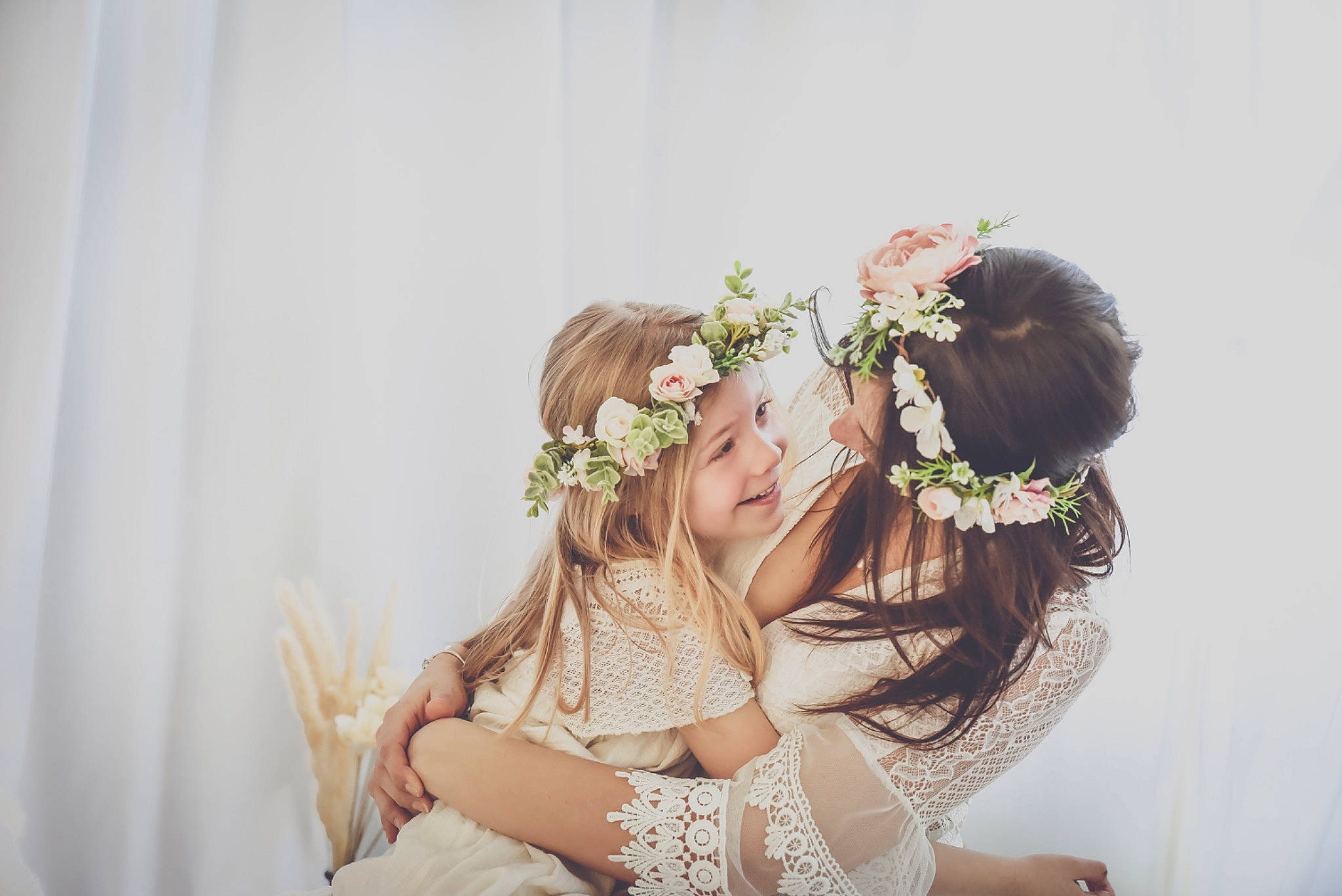 Mélina participe au concours pour gagner de l'argent avec cette photo : artificial_flower, bouquet, bridal_accessory, bridal_clothing, bride, embellishment, event, flash_photography, flower, flower_arranging, gown, happy, headpiece, headwear, jewellery, joy, person, petal, pink, plant