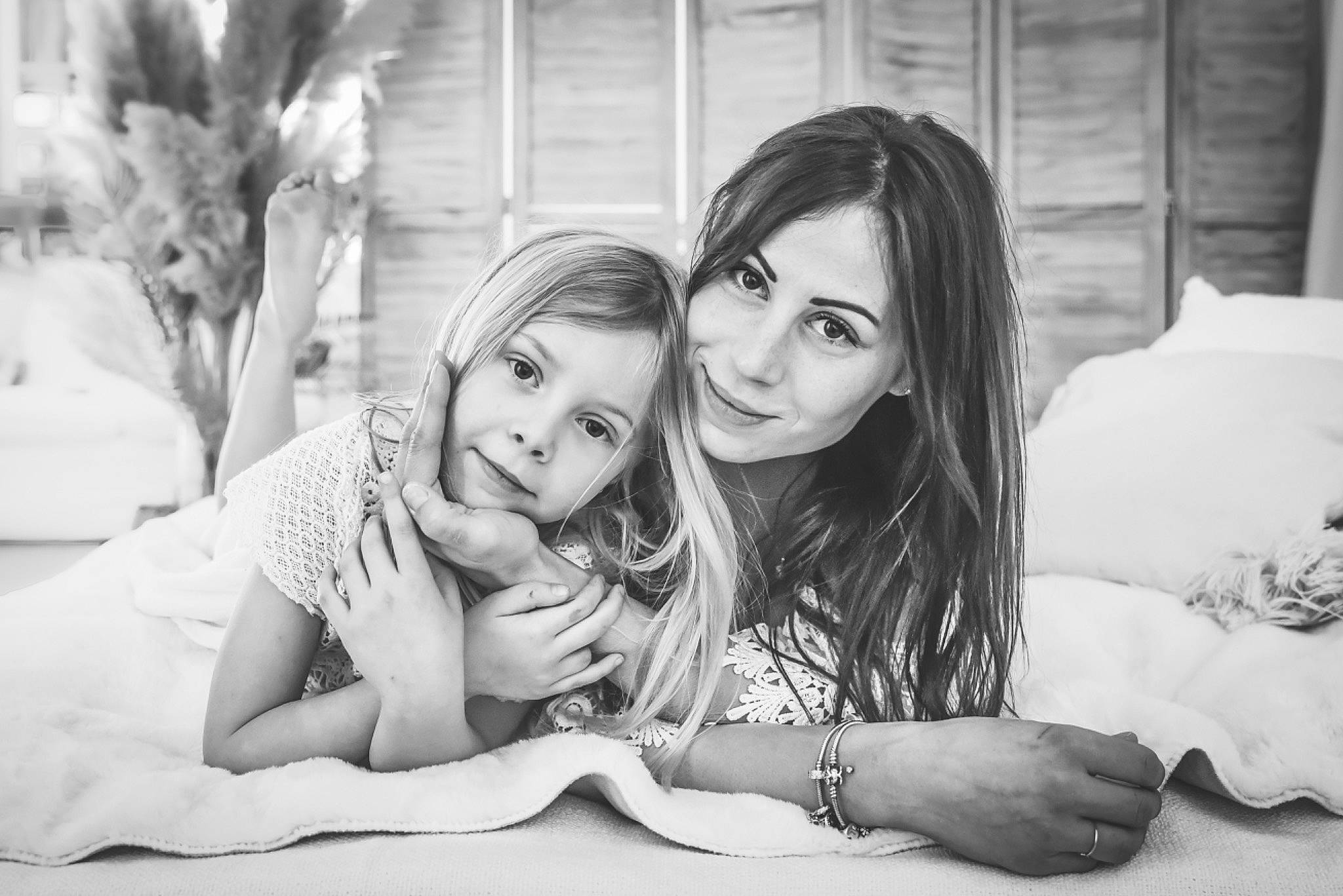 Mélina participe au concours pour gagner de l'argent avec cette photo : art, black_and_white, comfort, event, face, facial_expression, fashion, flash_photography, friendship, fun, gesture, happy, interaction, jewellery, joy, monochrome, monochrome_photography, person, sitting, smile