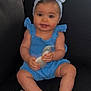 Ylona a rejoint le concours — aidez-le/la à gagner de superbes lots ! baby, child, blue_clothing, headband, pacifier, hairbrush, couch, black_furniture, smiling, sitting, indoors, infant, cute, person, footwear, soft_toys, home, portrait, happy, toddler