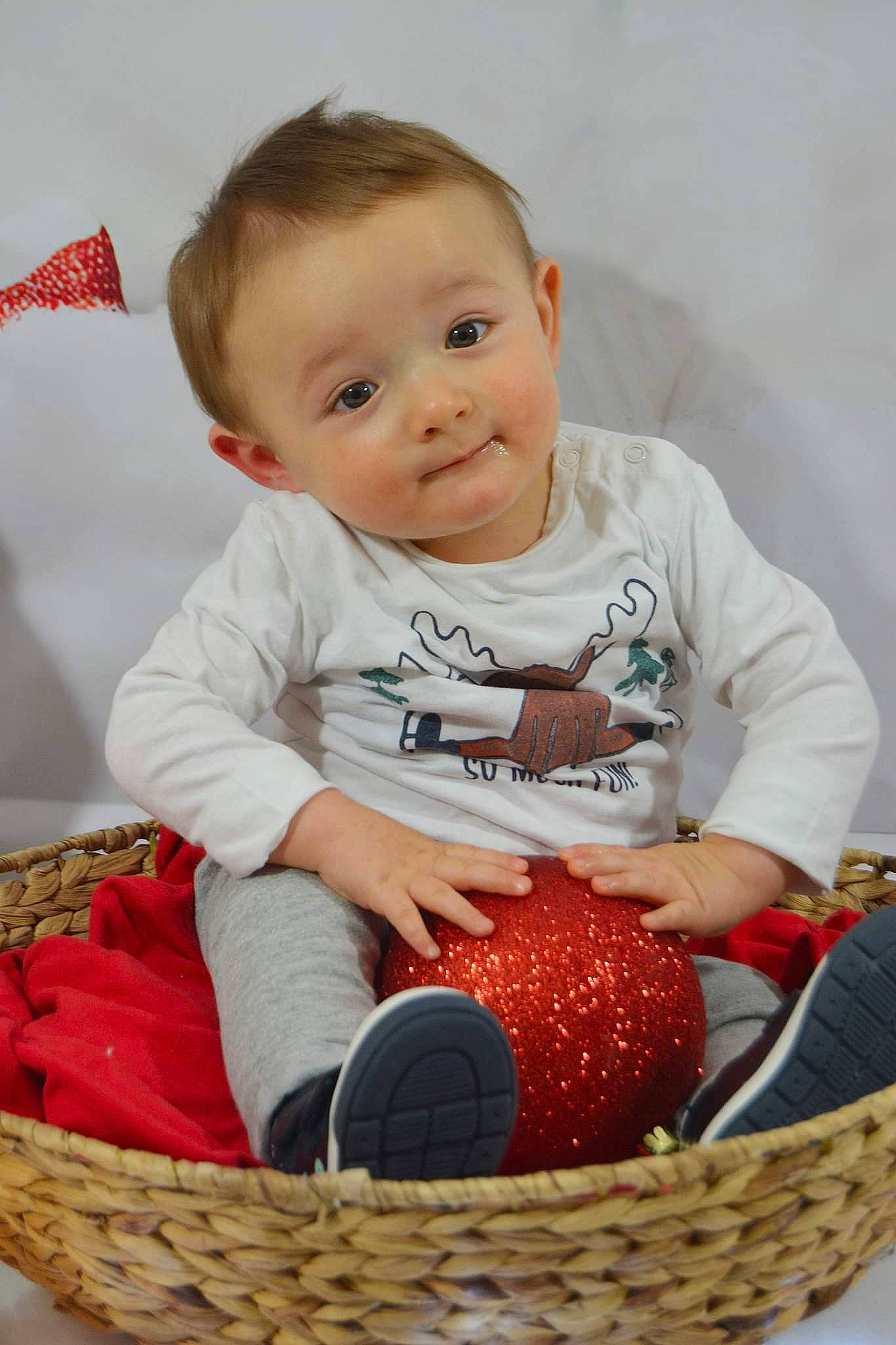 Maylone participe au concours pour gagner de l'argent avec cette photo : arm, baby, baby_products, baby_toddler_clothing, ball, basket, child, event, flooring, fun, happy, holiday, natural_foods, pattern, person, play, sitting, sleeve, storage_basket, toddler