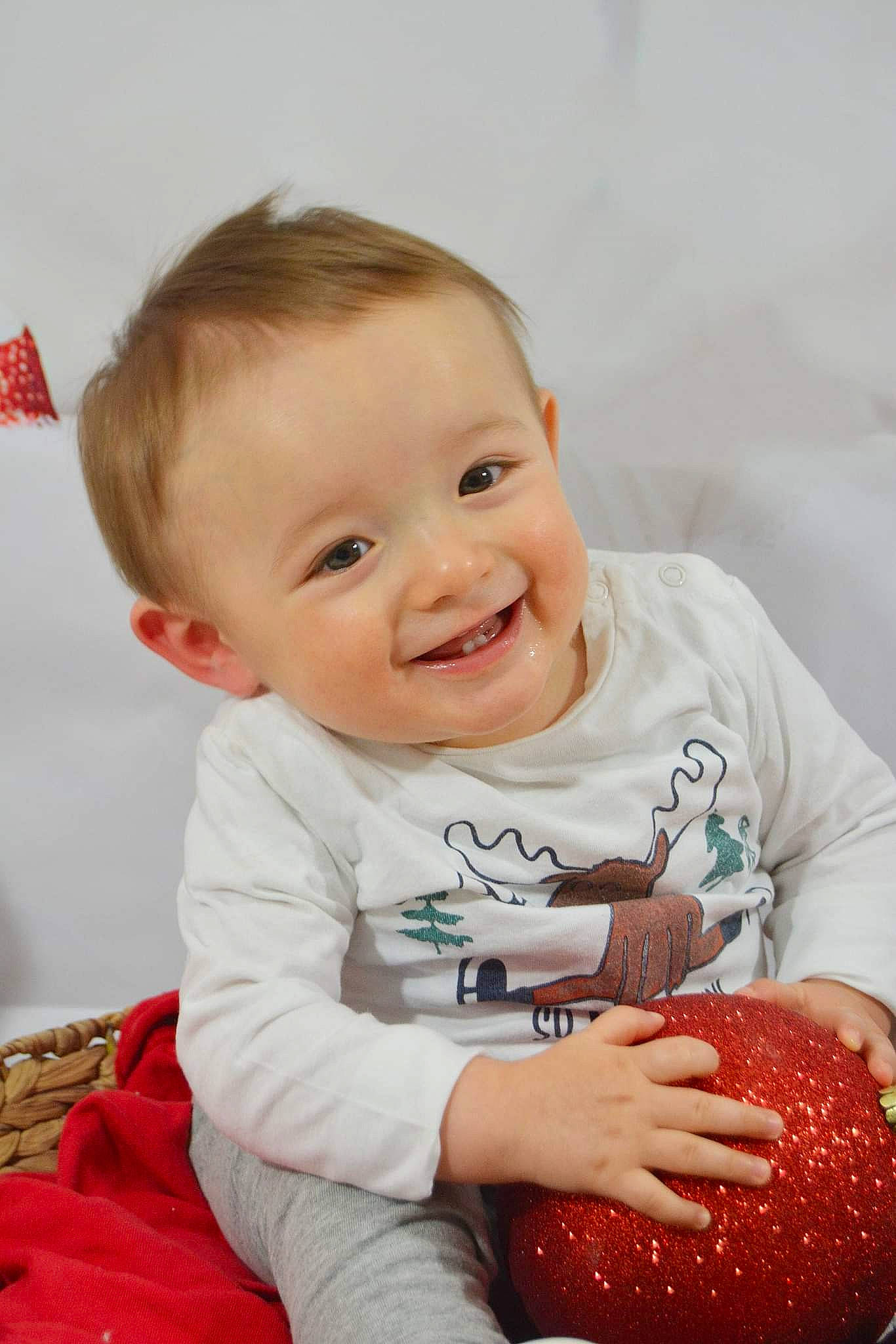 Maylone a rejoint le concours — aidez-le/la à gagner de superbes lots ! arm, baby, baby_toddler_clothing, cheek, eye, face, finger, flash_photography, gesture, hairstyle, hand, happy, head, joy, orange, person, plant, product, skin, sleeve