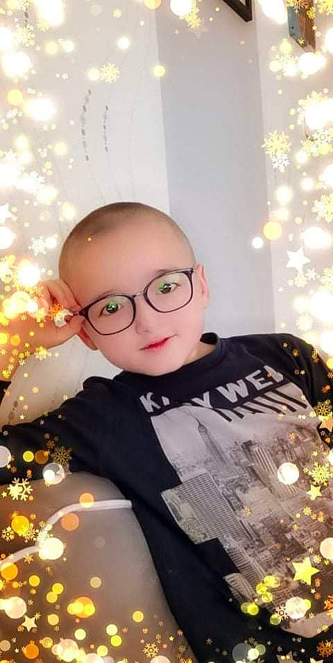 Matthieu participe au concours pour gagner de l'argent avec cette photo : art, christmas_decoration, christmas_ornament, event, eye, eyewear, fun, glasses, happy, head, holiday, holiday_ornament, light, ornament, outerwear, person, personal_protective_equipment, plant, sleeve, tree