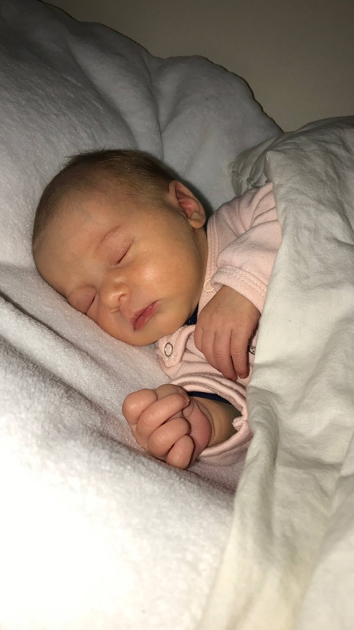 Gina participe au concours pour gagner de l'argent avec cette photo : baby, baby_sleeping, bedtime, birth, cheek, child, childbirth, comfort, finger, gesture, hand, nap, nose, person, skin, sleep, toddler