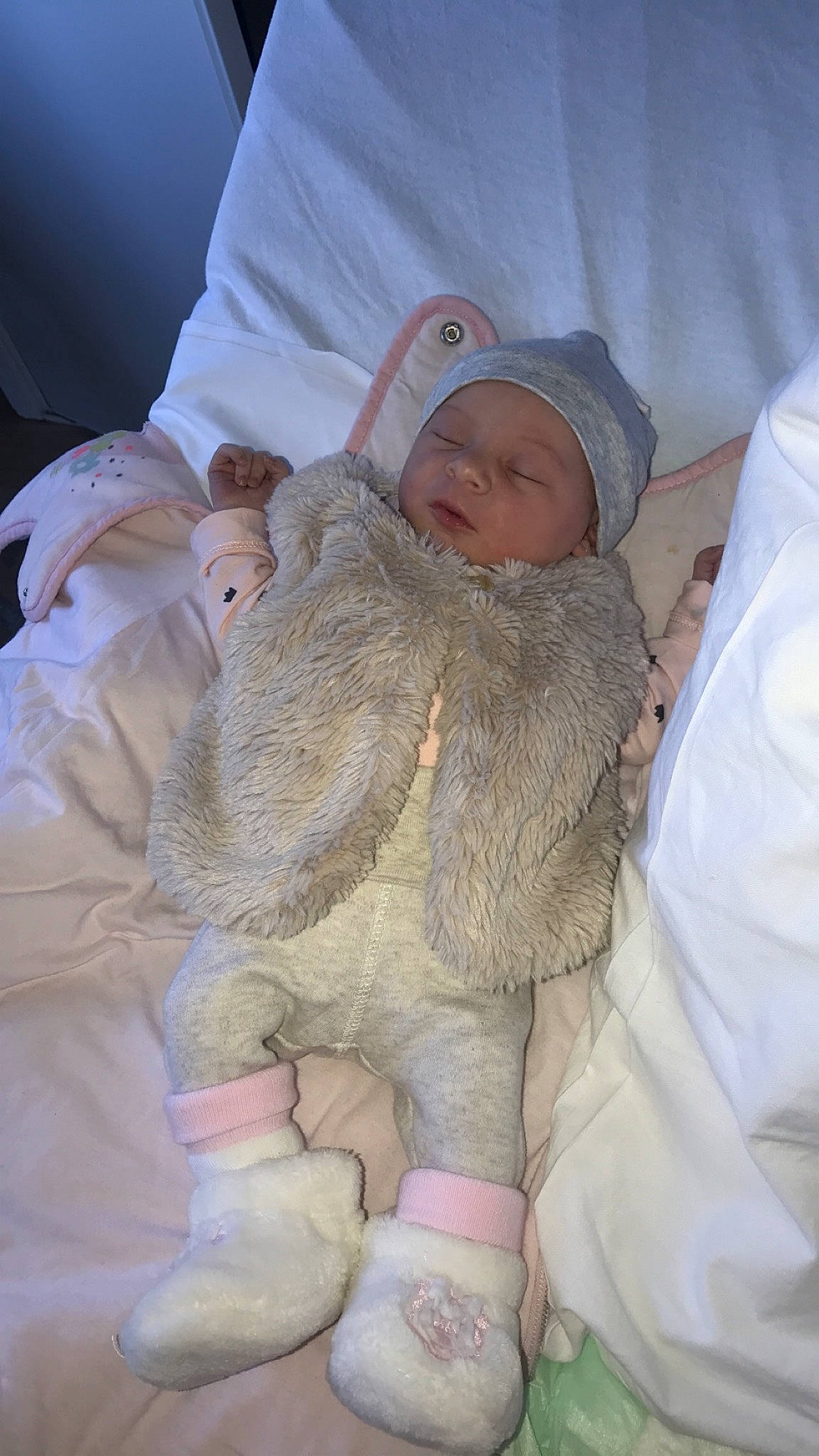 Gina participe au concours pour gagner de l'argent avec cette photo : baby, child, childbirth, headwear, person, skin, toddler