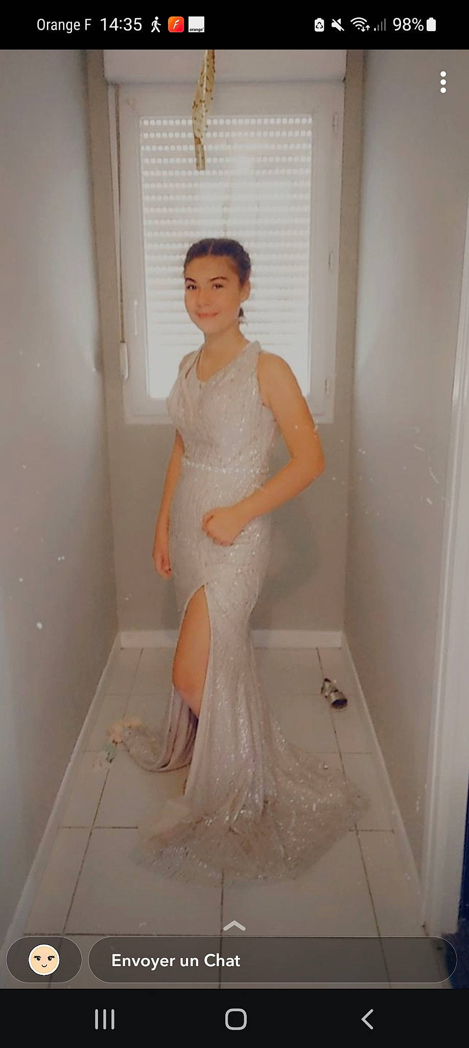 Lola participe au concours pour gagner de l'argent avec cette photo : arm, bridal_accessory, bridal_clothing, bridal_party_dress, bride, dress, embellishment, fashion_design, flash_photography, gown, hand, human_body, joy, leg, neck, one_piece_garment, person, shoulder, trunk, waist