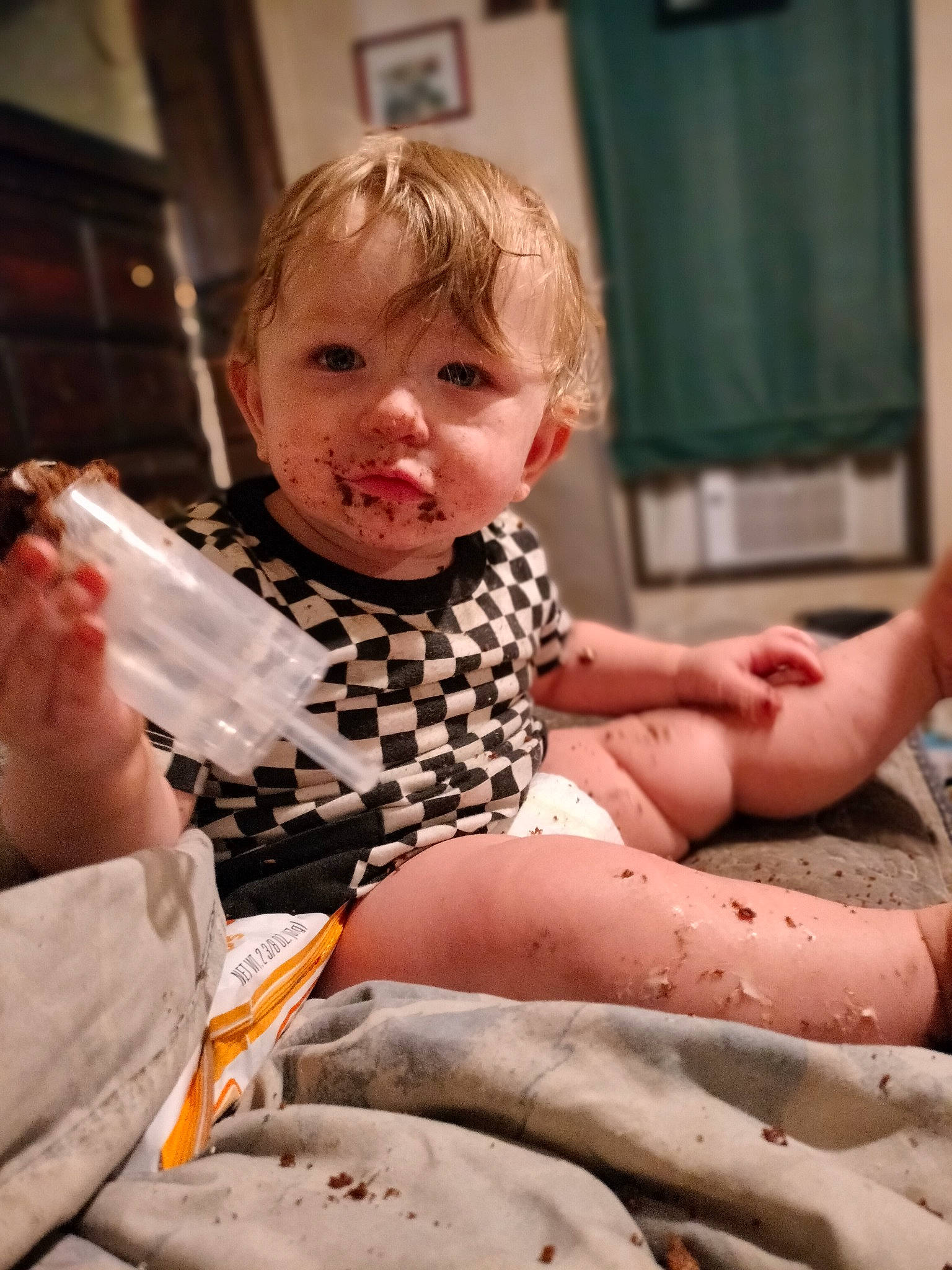 Tokala is registered to the contest to win money with this photo: baby, baby_toddler_clothing, child, finger, flesh, foot, fun, gesture, hand, happy, human, human_body, human_leg, knee, leg, person, picture_frame, room, sitting, thigh