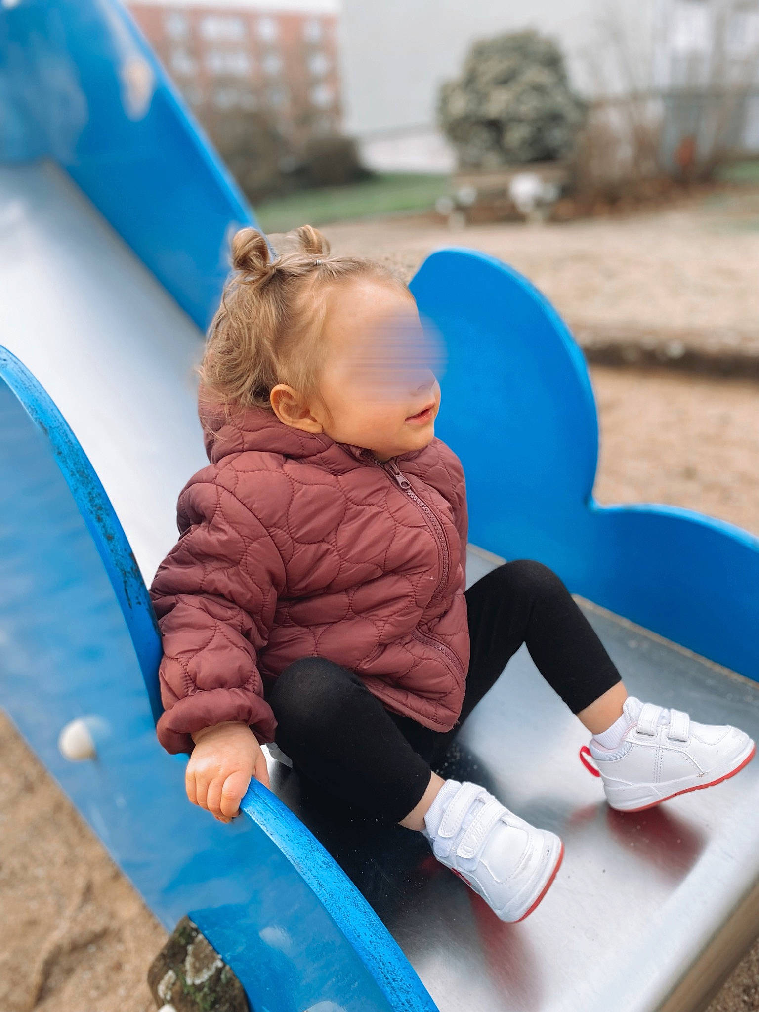 Maëlya participe au concours pour gagner de l'argent avec cette photo : aqua, baby, baby_toddler_clothing, blue, child, city, comfort, electric_blue, fun, happy, leisure, outdoor_play_equipment, outdoor_recreation, person, photograph, play, recreation, sitting, snapshot, toddler