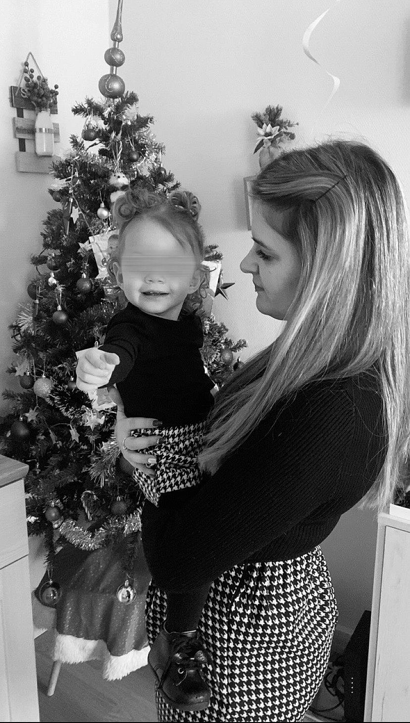 Maëlya a rejoint le concours — aidez-le/la à gagner de superbes lots ! beauty, black, black_and_white, christmas_decoration, christmas_ornament, christmas_tree, evergreen, happy, holiday_ornament, monochrome, monochrome_photography, ornament, people, person, photograph, plant, snapshot, standing, style, toddler