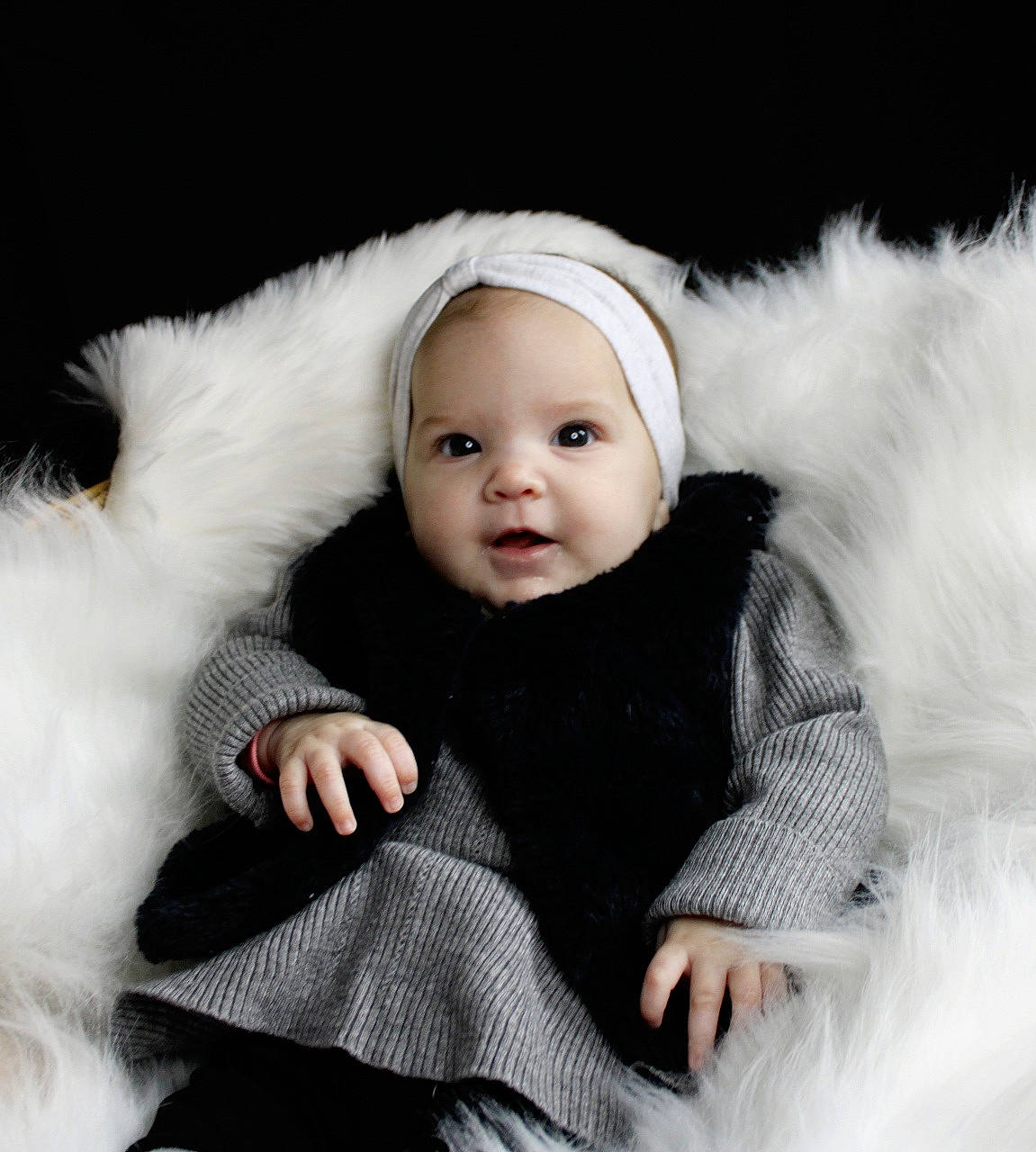 Djulia participe au concours pour gagner de l'argent avec cette photo : baby, baby_toddler_clothing, cheek, child, collar, comfort, eye, flash_photography, fur, fur_clothing, happy, headgear, headwear, iris, lip, nose, person, skin, sleeve, smile
