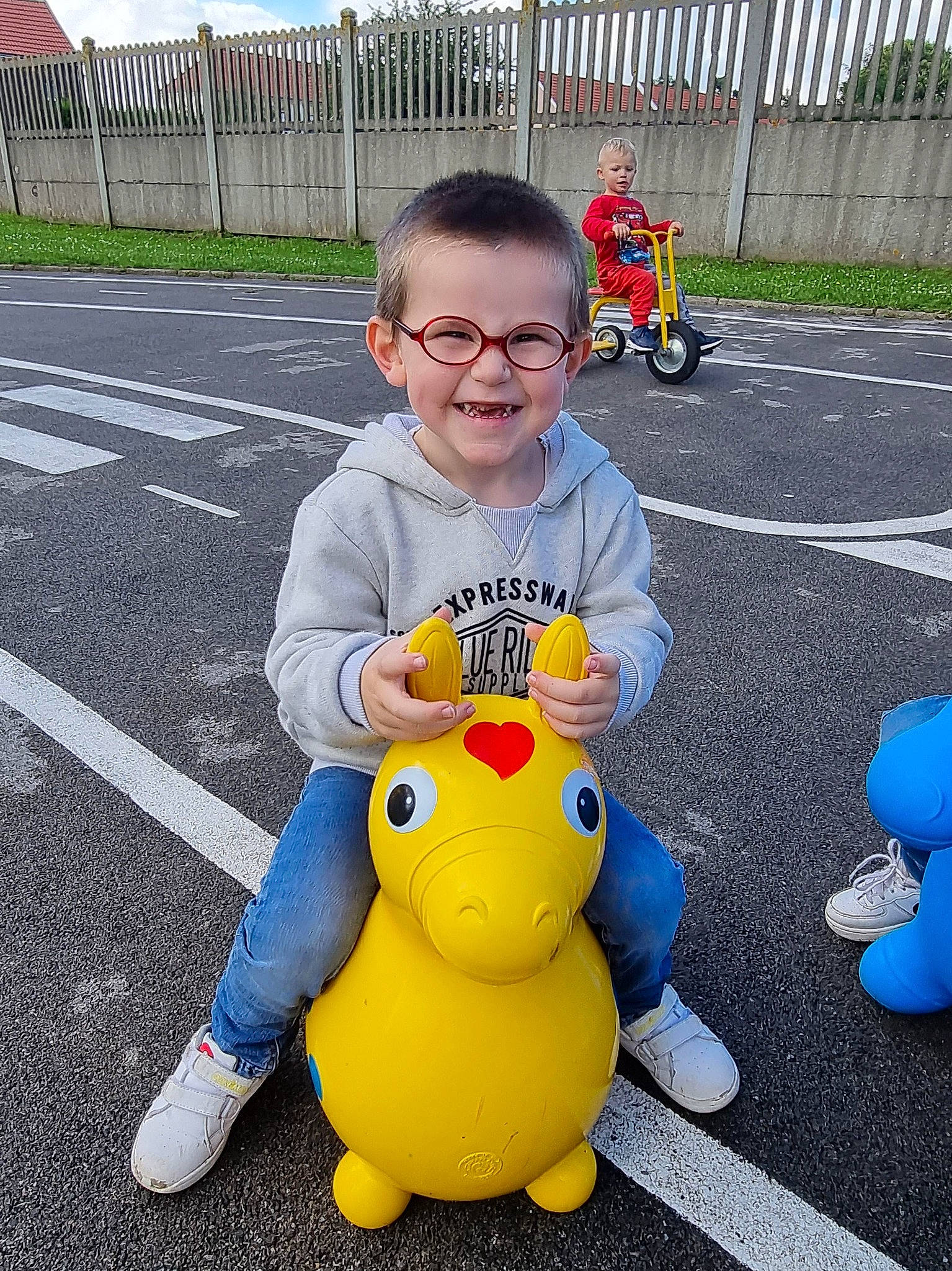 Noham participe au concours pour gagner de l'argent avec cette photo : asphalt, baby_toddler_clothing, child, city, duck, electric_blue, fun, games, grass, happy, joy, leisure, person, play, recreation, sitting, smile, tire, toddler, toy