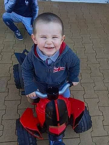 Noham a rejoint le concours — aidez-le/la à gagner de superbes lots ! child, joy, person, personal_protective_equipment, play, toddler