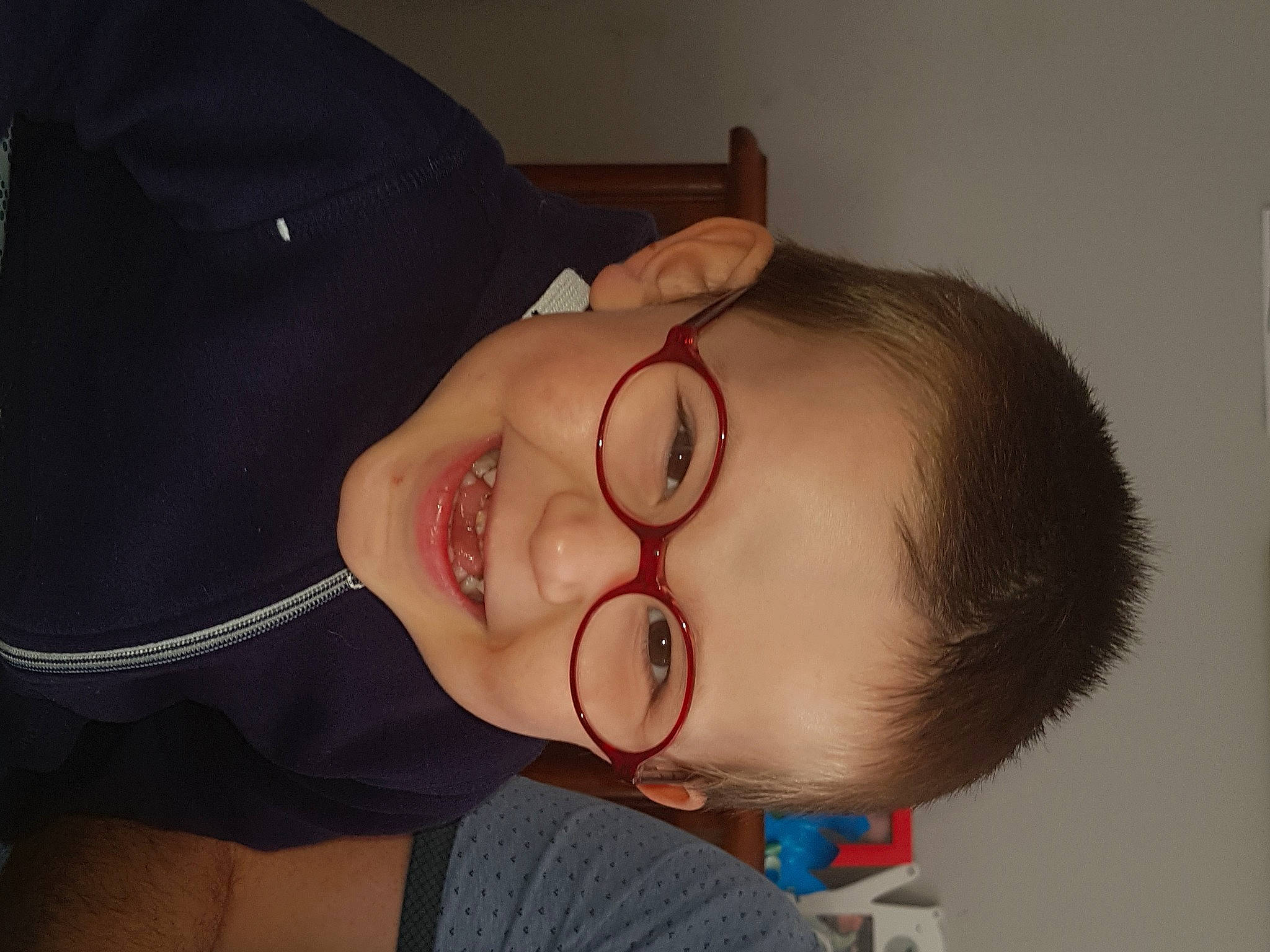 Noham participe au concours pour gagner de l'argent avec cette photo : audio_equipment, cheek, ear, eyelash, eyewear, forehead, gesture, glasses, happy, hearing, jaw, joy, lip, nail, nose, person, personal_protective_equipment, smile, thumb, toddler